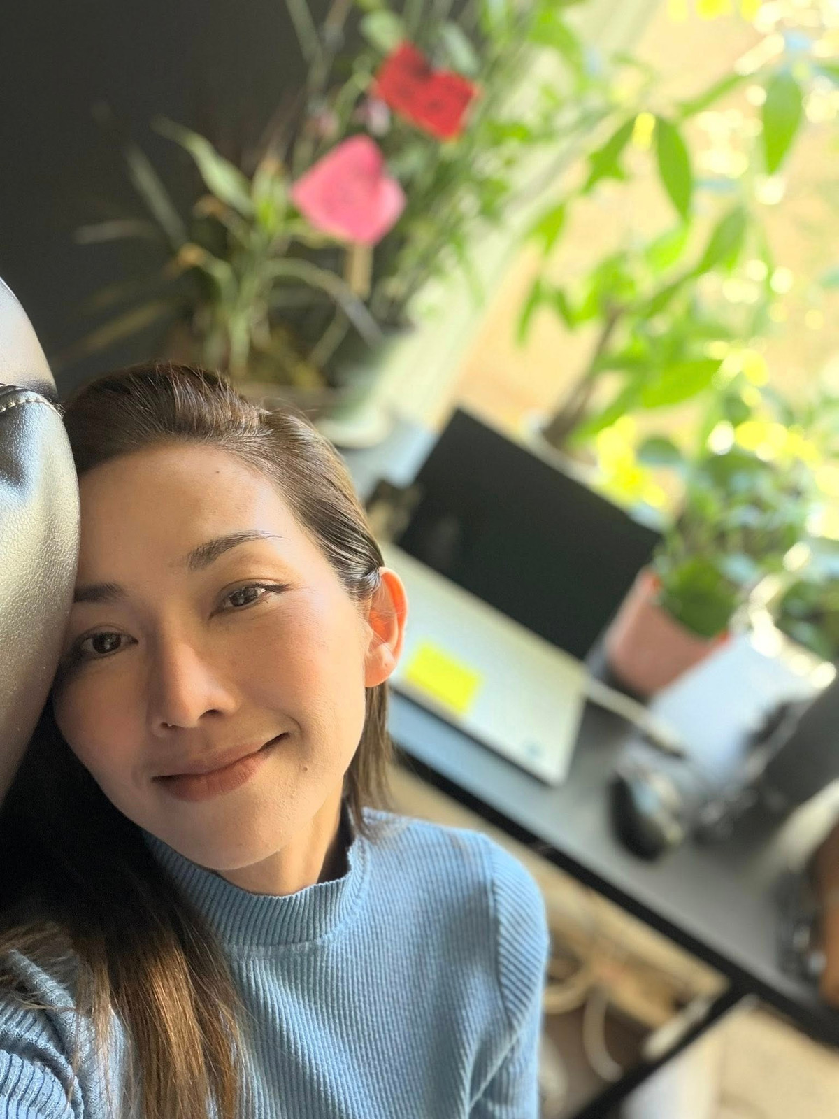 Vóc dáng nhỏ nhắn, gu thời trang năng động cùng phong cách trang điểm tự nhiên giúp cô luôn xuất hiện với hình ảnh trẻ trung hơn tuổi thật.