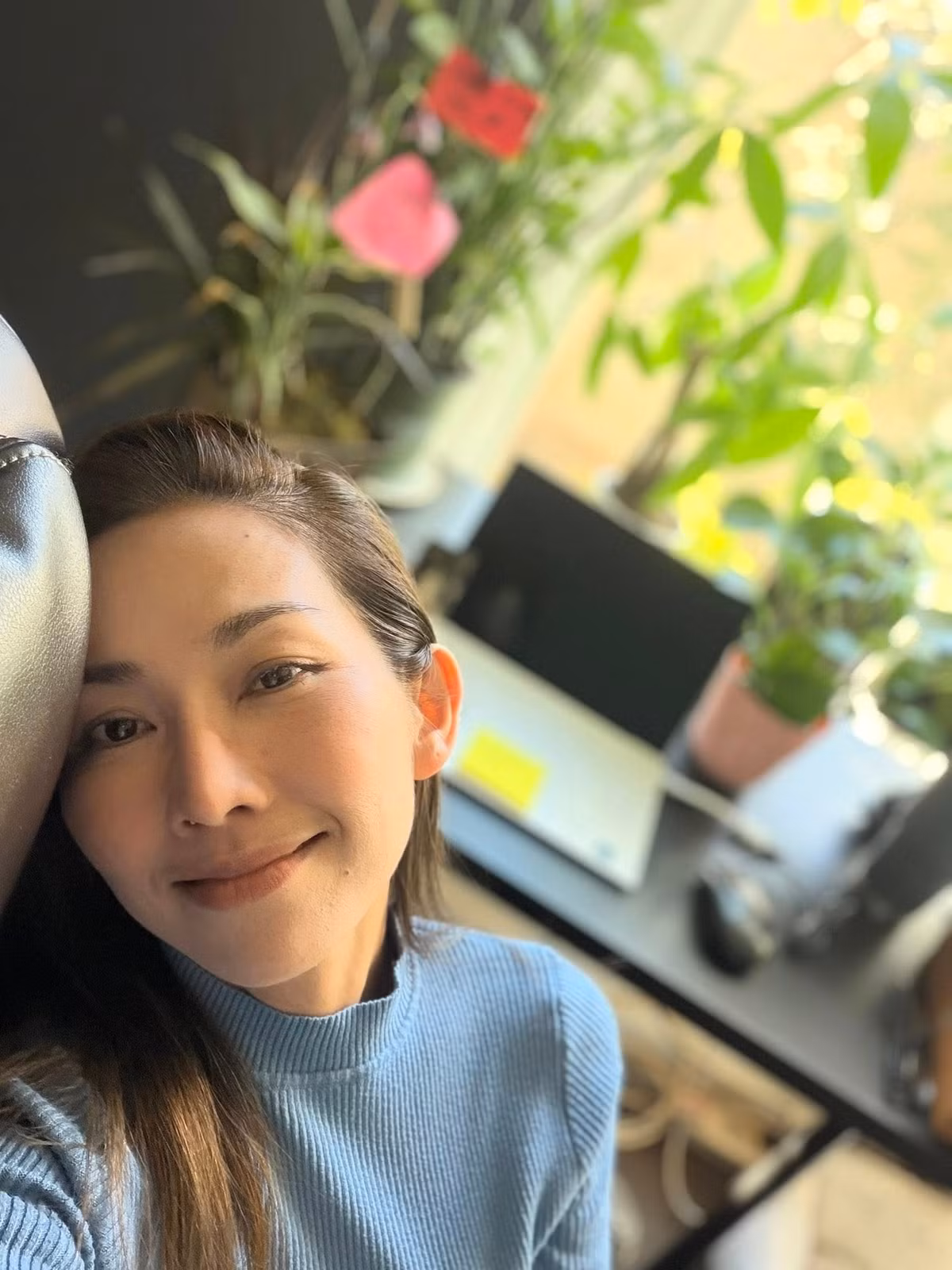 Vóc dáng nhỏ nhắn, gu thời trang năng động cùng phong cách trang điểm tự nhiên giúp cô luôn xuất hiện với hình ảnh trẻ trung hơn tuổi thật.