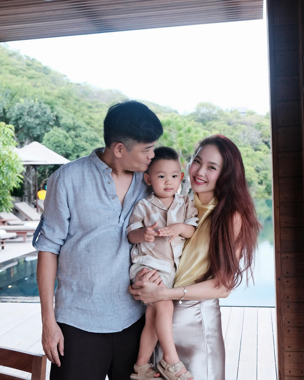 Năm 2022, khi sự nghiệp đang rực rỡ, Minh Hằng bất ngờ thông báo lên xe hoa cùng doanh nhân Quốc Bảo, hơn cô 10 tuổi. Sau đám cưới cổ tích, nữ ca sĩ chọn cách lui về phía sau dành phần lớn thời gian để vun vén tổ ấm và chăm sóc quý tử đầu lòng.