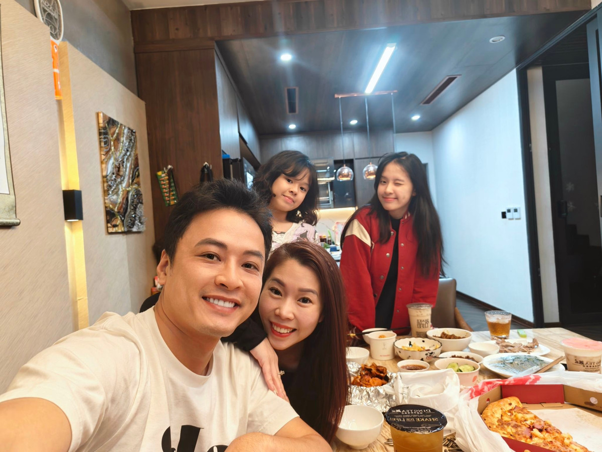 Theo chia sẻ của Hồng Đăng, vợ anh là người khéo léo, thông minh và rất chu toàn cho gia đình.