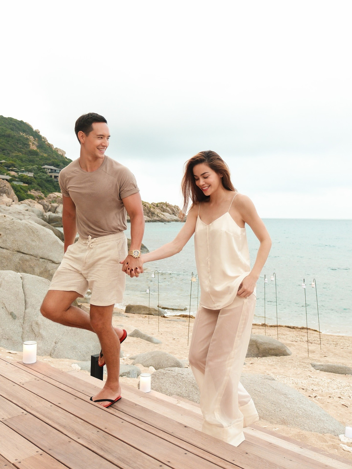 Mỗi lần "vi vu" trời Tây, Hồ Ngọc Hà - Kim Lý luôn gây sốt với những khoảnh khắc lên đồ ton sur ton đẹp mắt, từ màu sắc, kiểu dáng đến chất liệu.