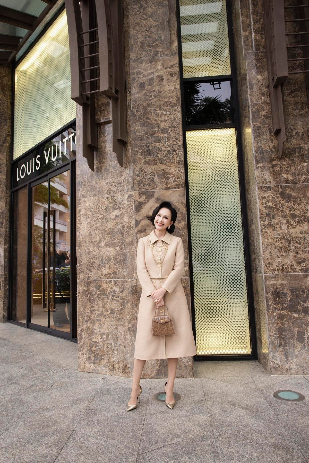 Hoa hậu Diễm My sang trọng tuổi 63 với bộ trang phục tông nâu be. Ảnh: FB Diễm My