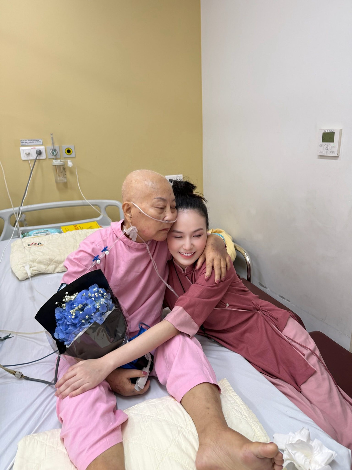 Vợ ca sĩ Tuấn Hưng - Hương Baby tặng hoa và ôm chầm mẹ chồng dịp 20/10. Ảnh: FB Trần Thu Hương