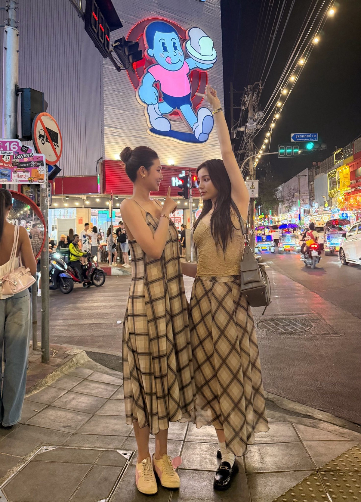 Sự gắn kết của cả hai thể hiện rõ qua cách họ tựa đầu, khoác tay và ánh mắt rạng rỡ dành cho nhau.