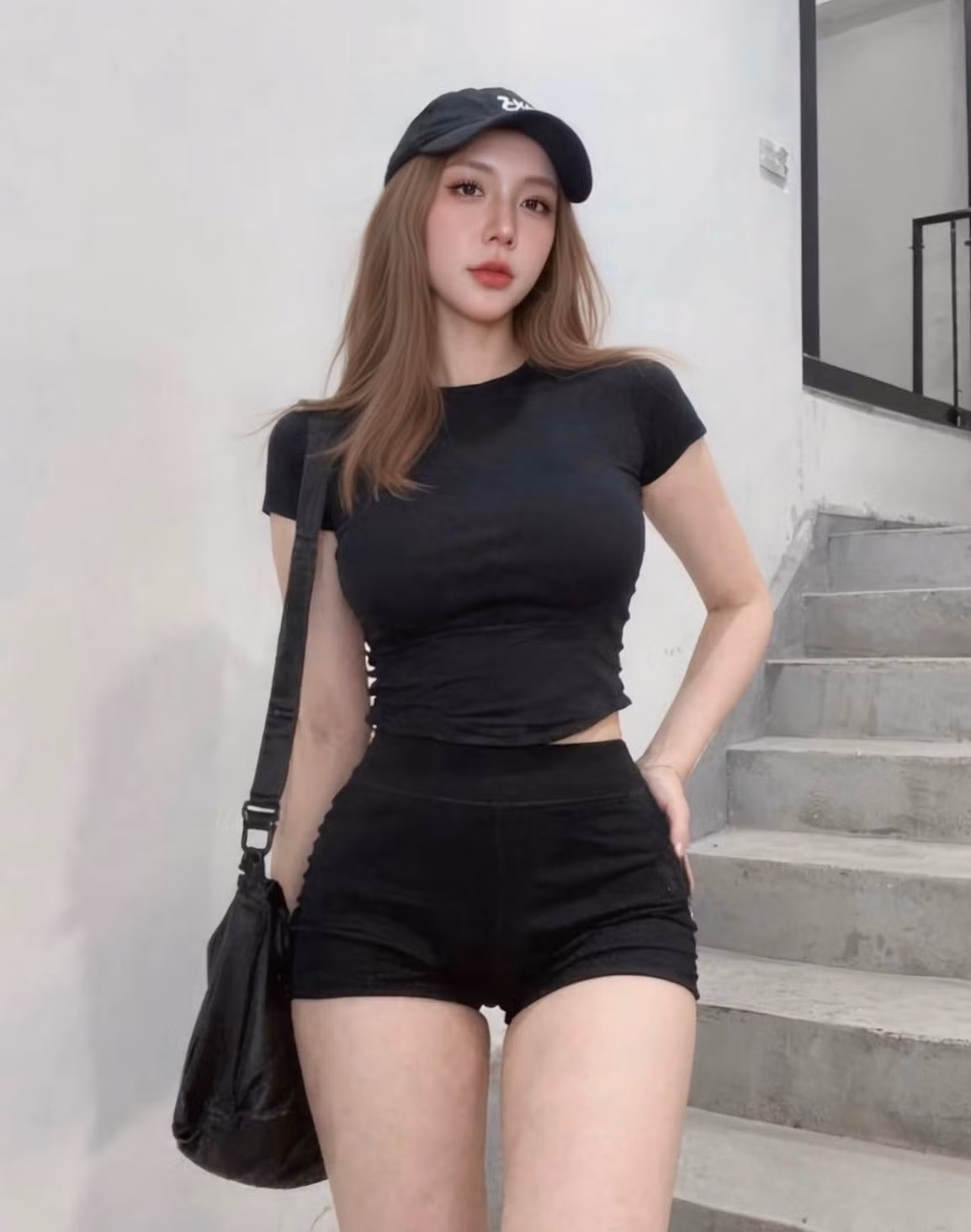 Dù bước sang tuổi 33, làn da trắng mịn và thần thái rạng rỡ của bà xã Khắc Việt vẫn khiến dân mạng trầm trồ.