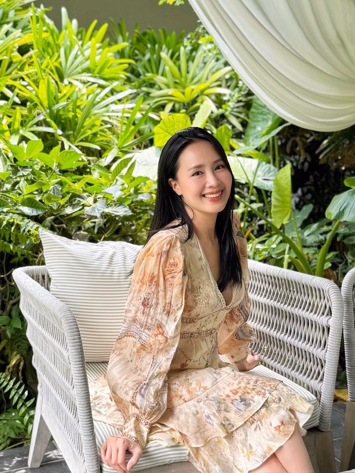 Dù không khoe nhiều da thịt, Hồng Diễm vẫn khiến cộng đồng mạng “đổ gục” trước thần thái cuốn hút và vẻ đẹp ngọt ngào không tuổi. Ảnh: FB Nguyen Hong Diem