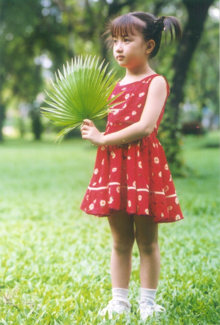 Nhắc đến những giọng ca thiếu nhi đình đám một thời, khán giả không thể quên Xuân Nghi – cô bé với gương mặt bầu bĩnh, nụ cười đáng yêu, thường xuyên xuất hiện dày đặc trên tạp chí và các video ca nhạc thiếu nhi.