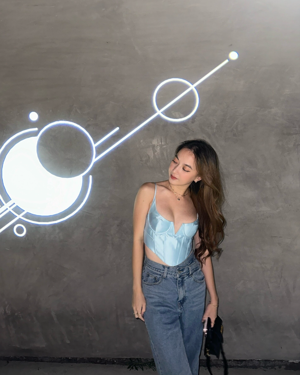 Trên mạng xã hội, giọng ca 9X thường xuyên chia sẻ khoảnh khắc đời thường, khoe vóc dáng thon gọn, làn da trẻ trung cùng phong cách phóng khoáng, cá tính.