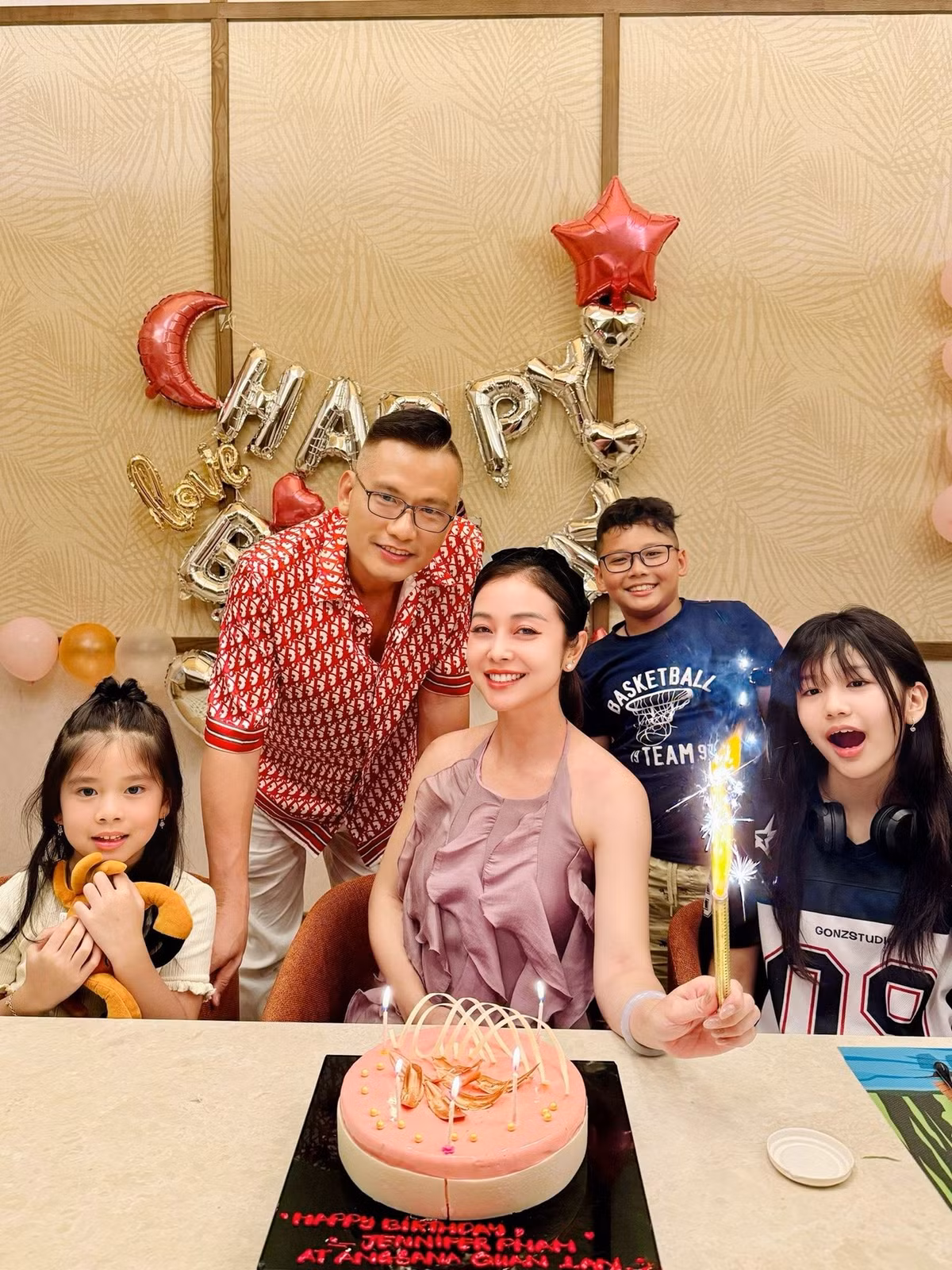 Khi còn bé, Thùy An sở hữu gương mặt bầu bĩnh, dễ thương cùng dáng vẻ mũm mĩm đáng yêu. Tuy nhiên, bước sang độ tuổi dậy thì, cô bé có sự “lột xác” rõ rệt.