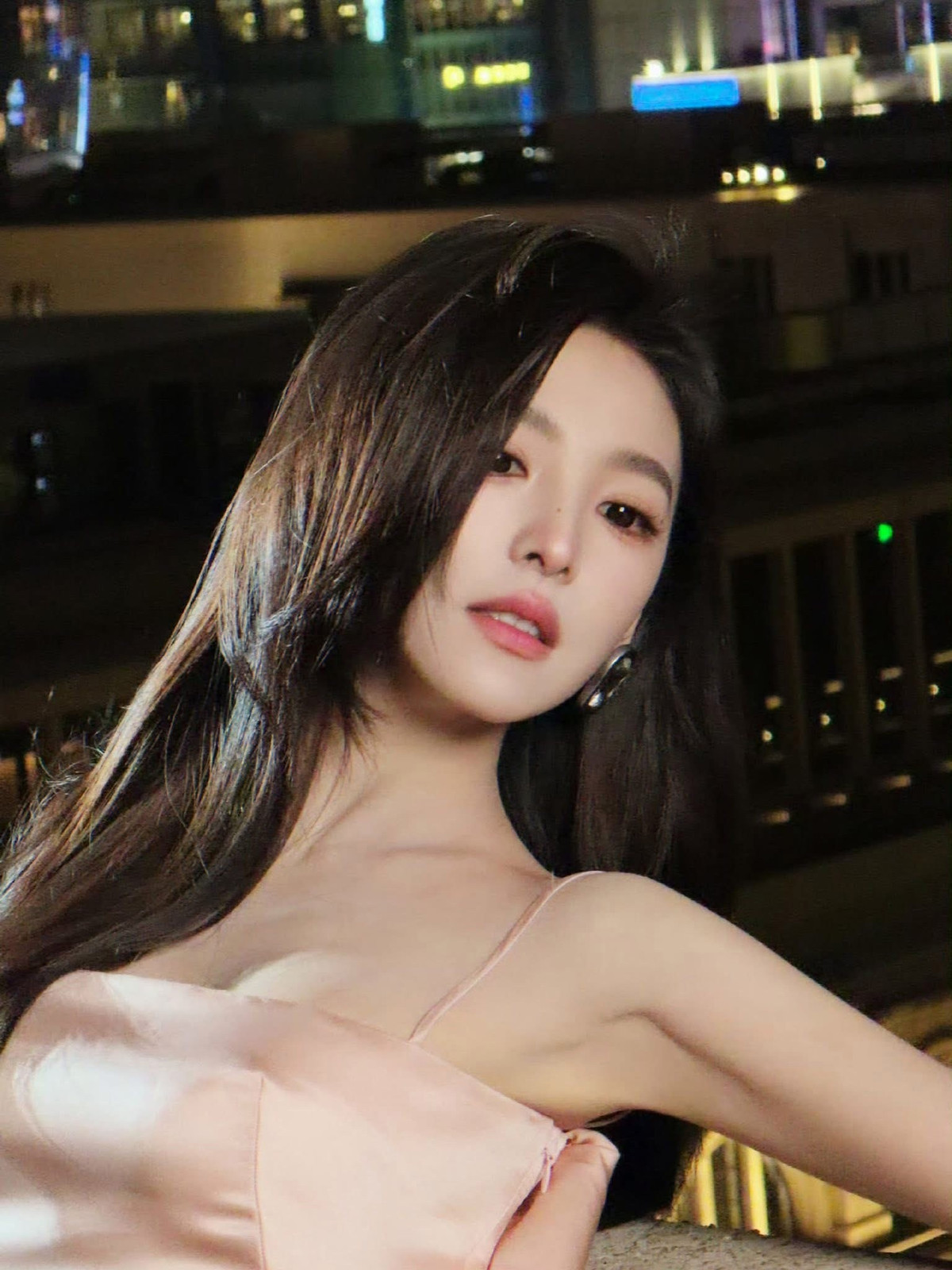 Bờ vai mảnh mai, xương quai xanh thanh tú cùng vòng eo gãy gọn đã trở thành lợi thế lớn, giúp cô chinh phục những thiết kế ôm sát, váy hai dây hay trang phục cắt xẻ táo bạo.