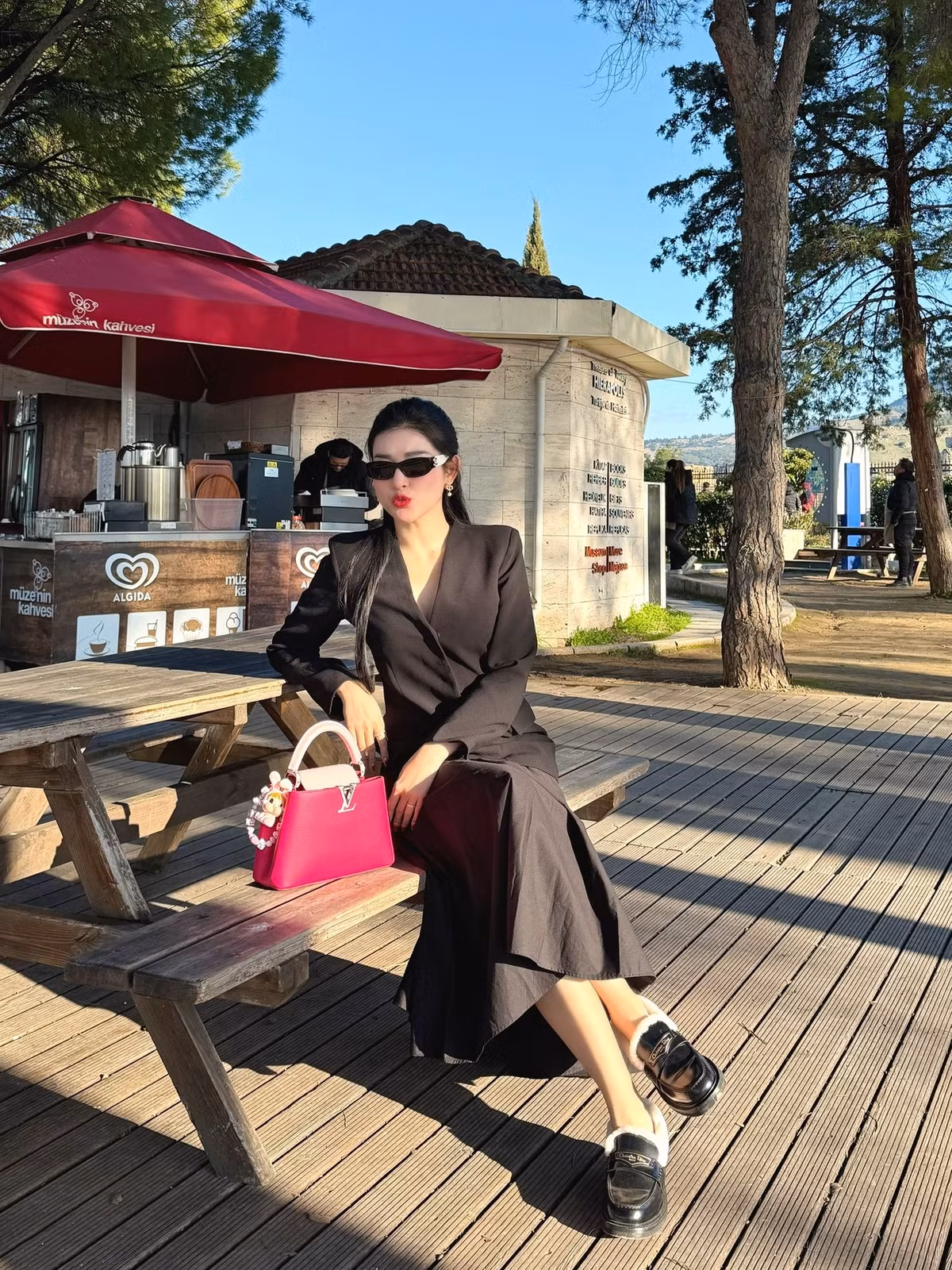 Trái ngược với sự nghiệp công khai, đời tư của Huyền My lại khá kín tiếng. Suốt nhiều năm, cô liên tục vướng tin đồn hẹn hò nhưng chưa từng xác nhận bất kỳ mối quan hệ nào.