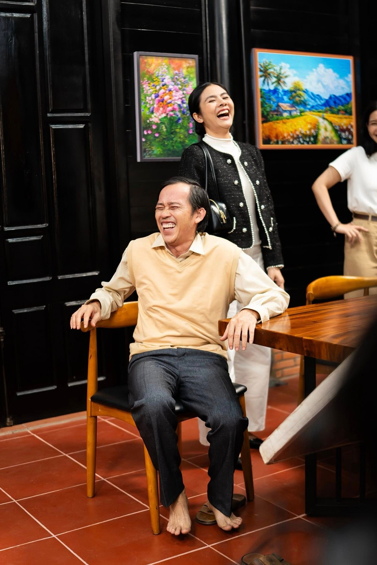 Diễn viên Vân Trang khoe ảnh hậu trường với không khí vui nhộn bên nghệ sĩ Hoài Linh. Ảnh: FB Vân Trang