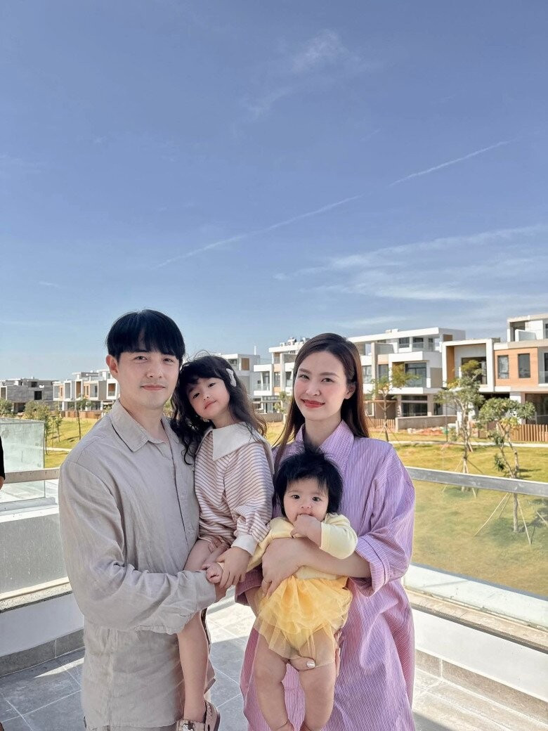 Hình ảnh Winnie dịu dàng nắm tay Hannie hay chơi đùa cùng em khiến nhiều người không khỏi tan chảy.