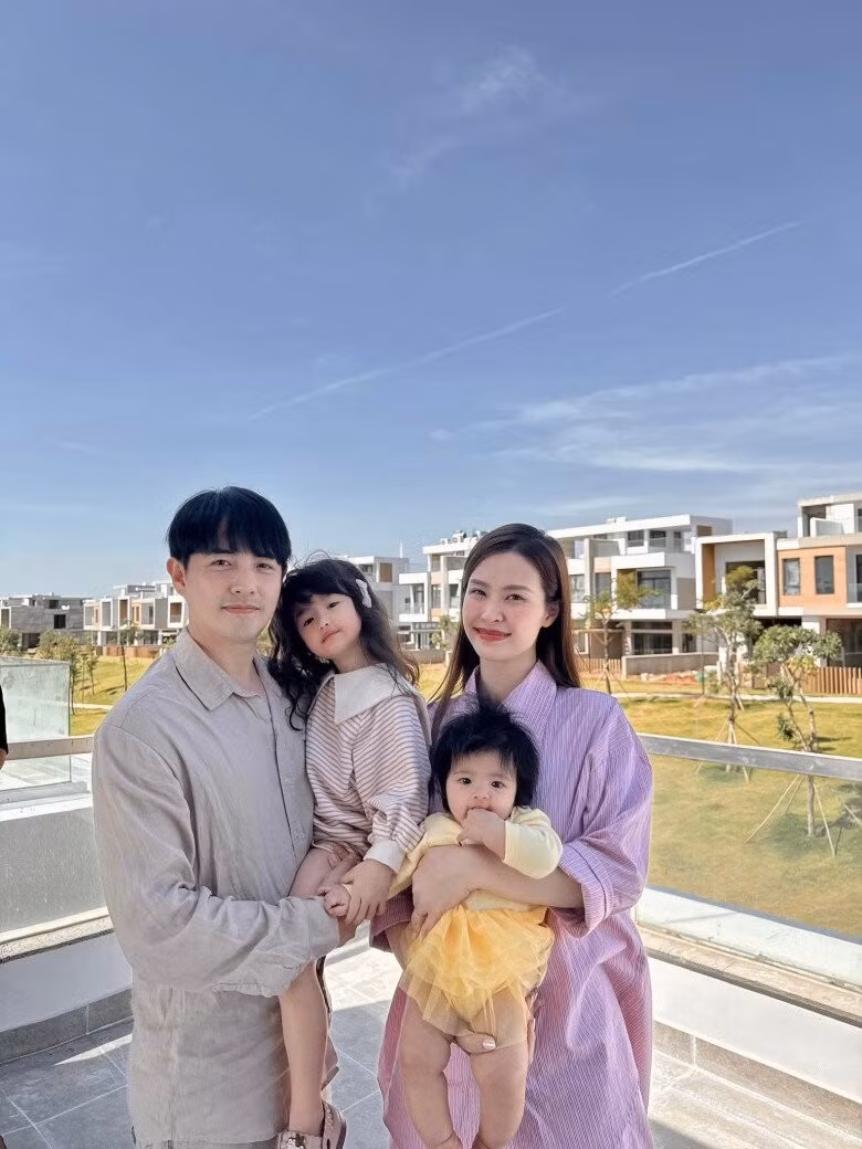 Hình ảnh Winnie dịu dàng nắm tay Hannie hay chơi đùa cùng em khiến nhiều người không khỏi tan chảy.