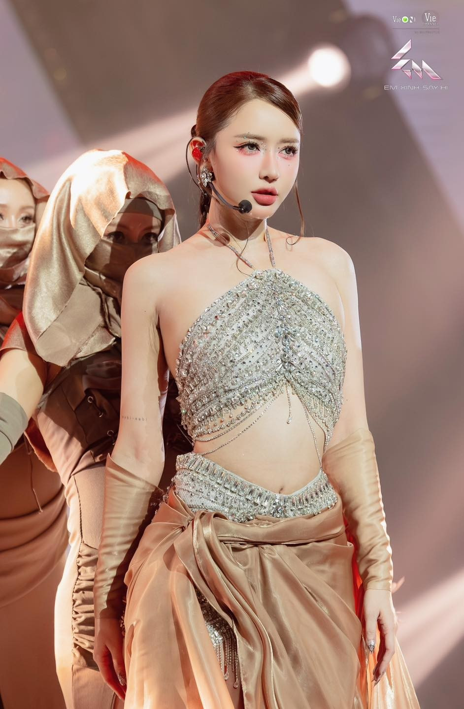 Bên cạnh hình ảnh mới, Bích Phương gần đây cũng đánh dấu sự trở lại đường đua V-pop bằng MV Thương. Sản phẩm được xem như bước chuyển nhẹ nhàng nhưng đầy cảm xúc của nữ ca sĩ sau thời gian im ắng. Ảnh: FB Bích Phương