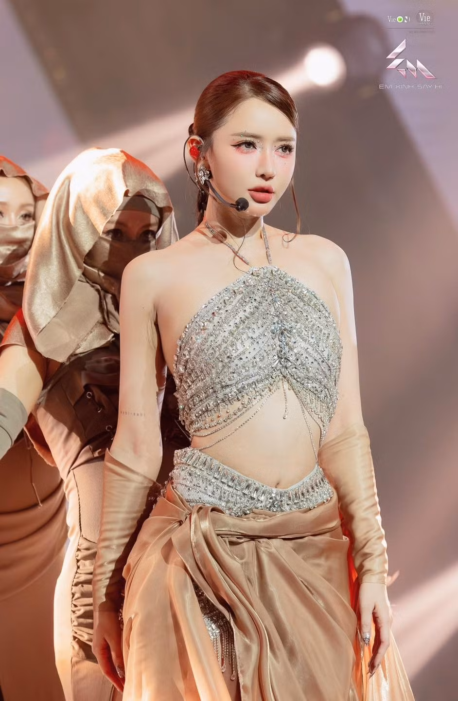 Bên cạnh hình ảnh mới, Bích Phương gần đây cũng đánh dấu sự trở lại đường đua V-pop bằng MV Thương. Sản phẩm được xem như bước chuyển nhẹ nhàng nhưng đầy cảm xúc của nữ ca sĩ sau thời gian im ắng. Ảnh: FB Bích Phương