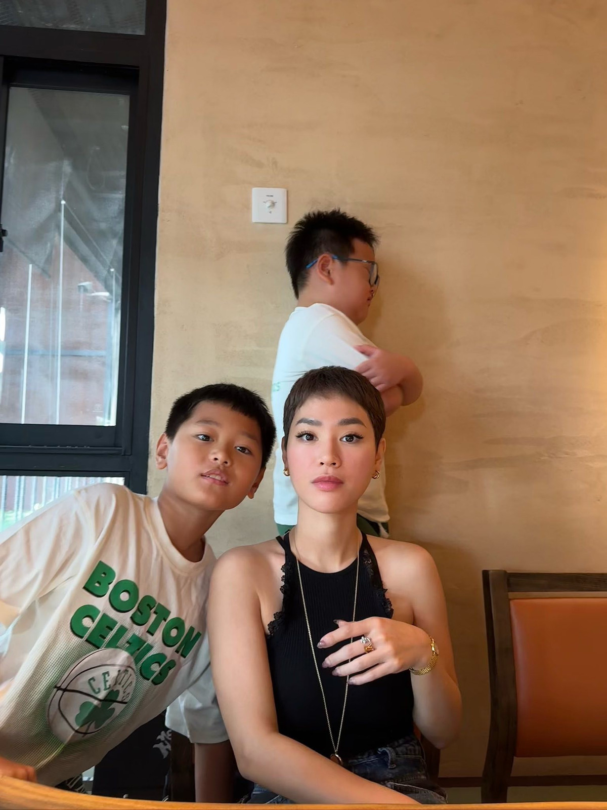 Trà My Idol đăng tải khoảnh khắc hài hước khi đưa hai con trai đi chơi trên trang cá nhân. Ảnh: FB Trà My Idol