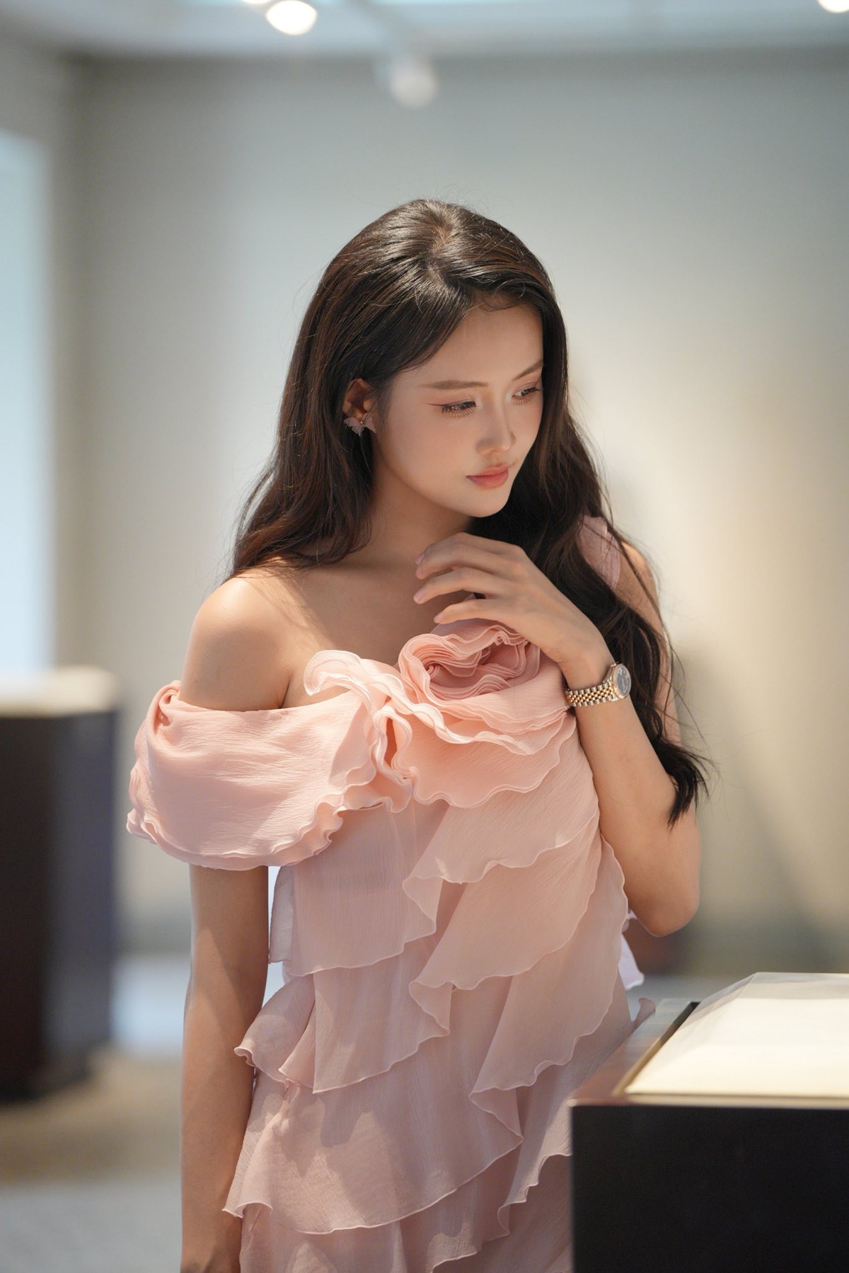 Ngay từ khi bước chân vào làng giải trí, cô đã nhanh chóng ghi dấu ấn với gương mặt thanh tú, đường nét hài hòa cùng đôi chân dài ấn tượng lên đến 1,2m.