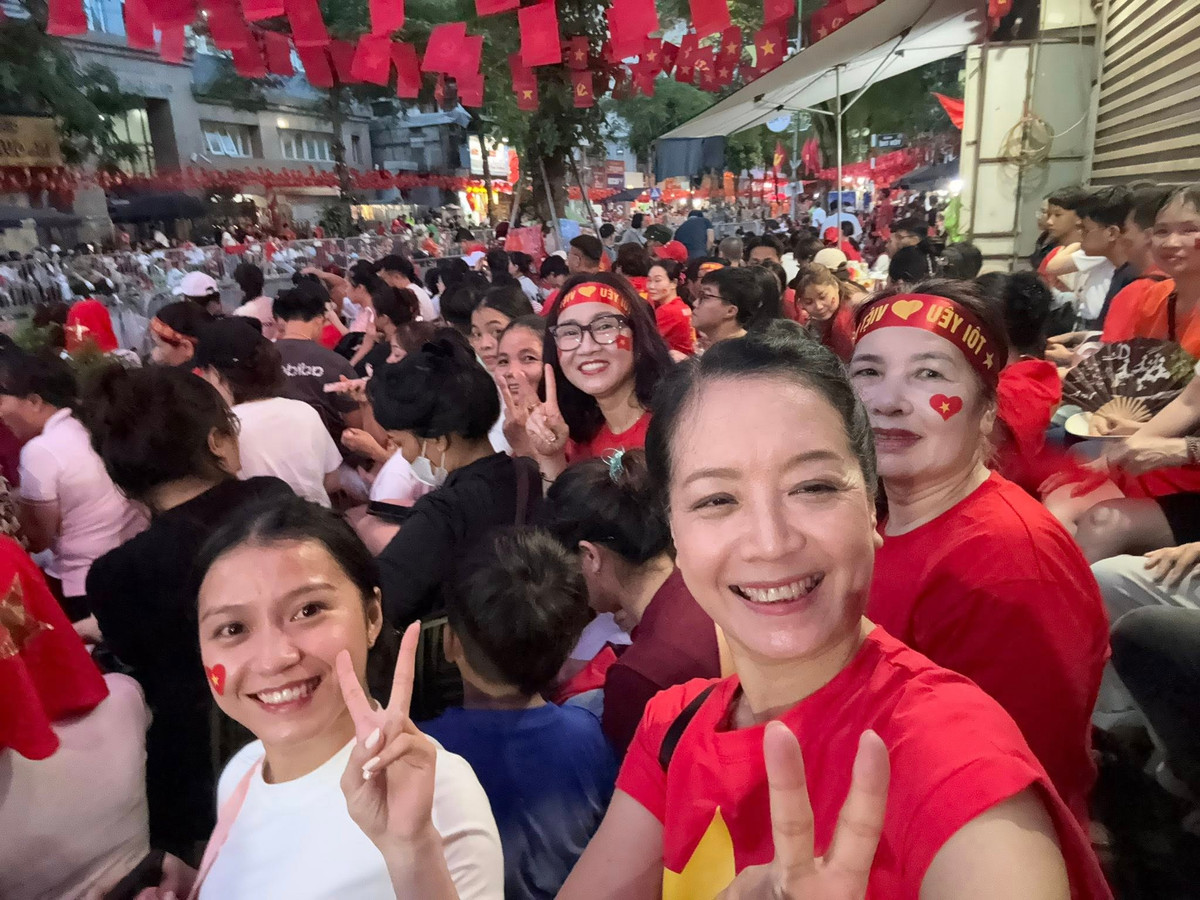 Tin tức sao Việt 30/8: NSƯT Chiều Xuân hoà vào dòng người chờ đoàn diễu binh đi qua. Ảnh: FB Nguyễn Thị Chiều Xuân