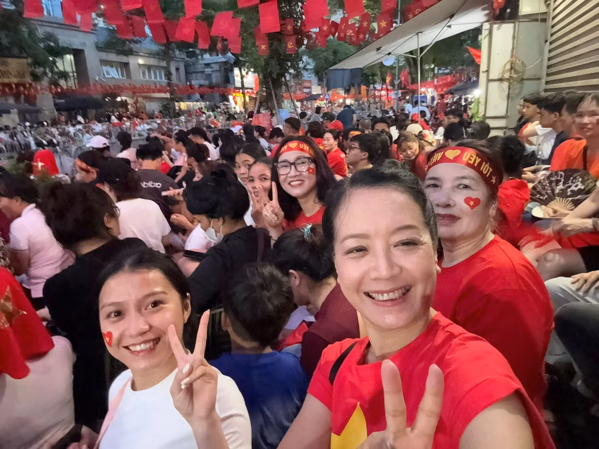 Tin tức sao Việt 30/8: NSƯT Chiều Xuân hoà vào dòng người chờ đoàn diễu binh đi qua. Ảnh: FB Nguyễn Thị Chiều Xuân