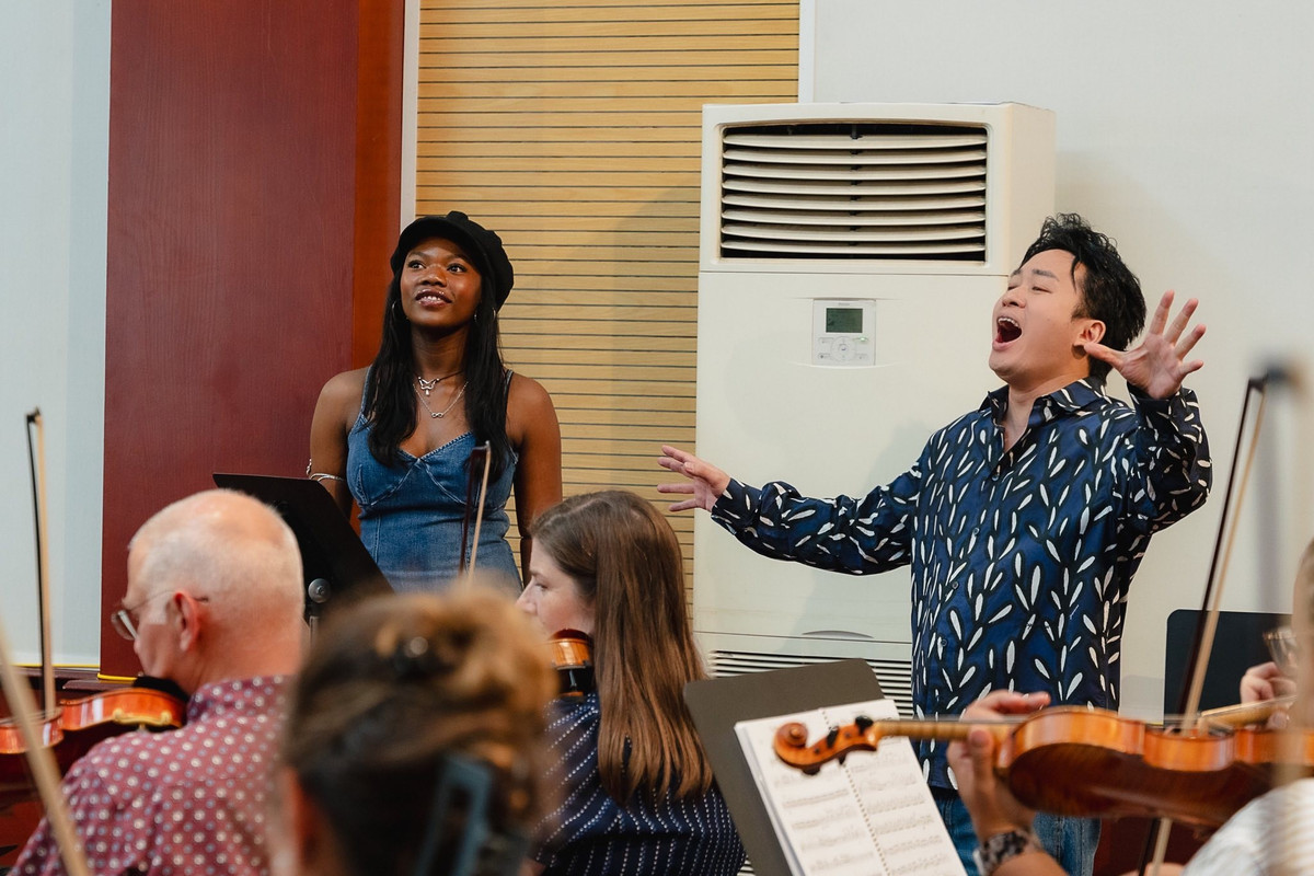 Ca sĩ Tùng Dương ghi lại những khoảnh khắc tập luyện cùng dàn nhạc Giao hưởng Hoa Kỳ. Ảnh: FB Tung Duong