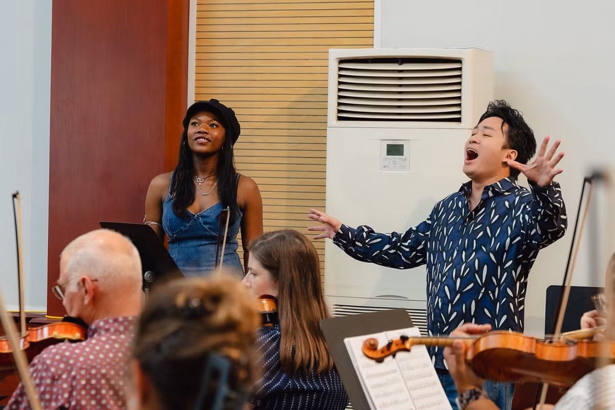 Ca sĩ Tùng Dương ghi lại những khoảnh khắc tập luyện cùng dàn nhạc Giao hưởng Hoa Kỳ. Ảnh: FB Tung Duong