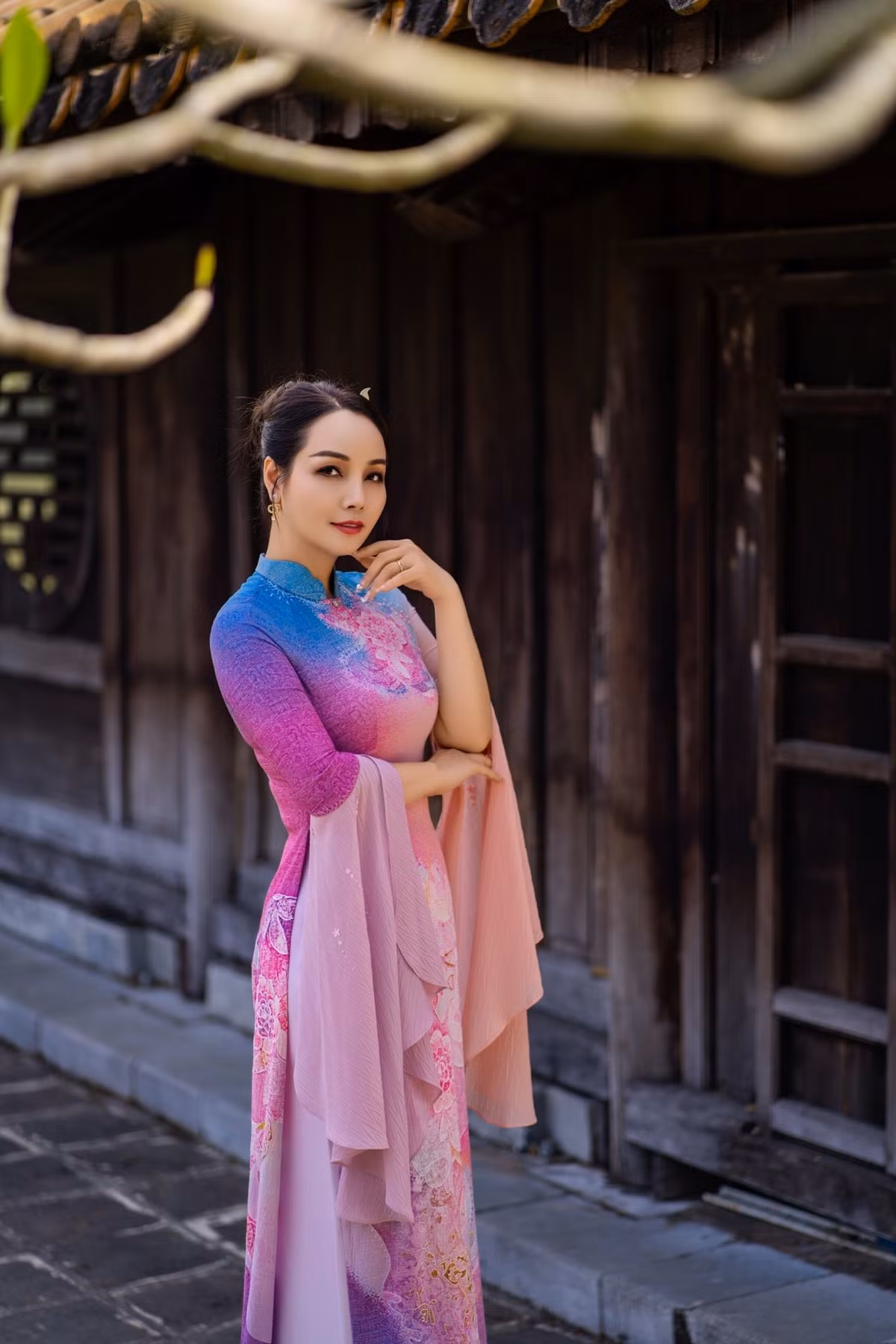 Mai Thu Huyền mặc áo dài tạo dáng ở Lăng Vua Tự Đức (Huế). Ảnh: FB Mai Thu Huyen