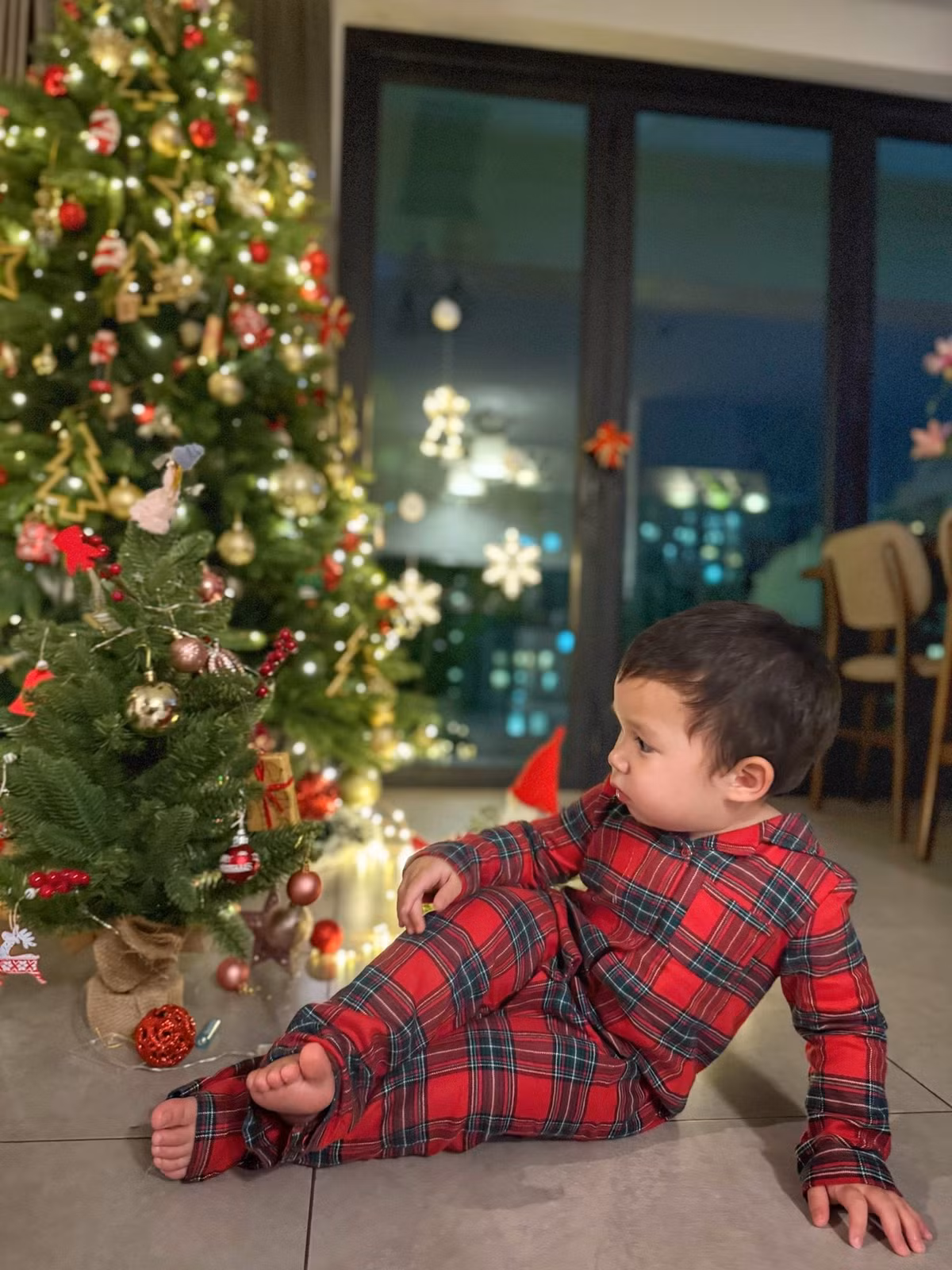 Hai con của vợ chồng Hà Anh tỏ ra vô cùng phấn khích khi được cùng bố mẹ treo những quả châu đủ màu lên cây thông, sắp đặt các phụ kiện nhỏ xinh khắp phòng khách.