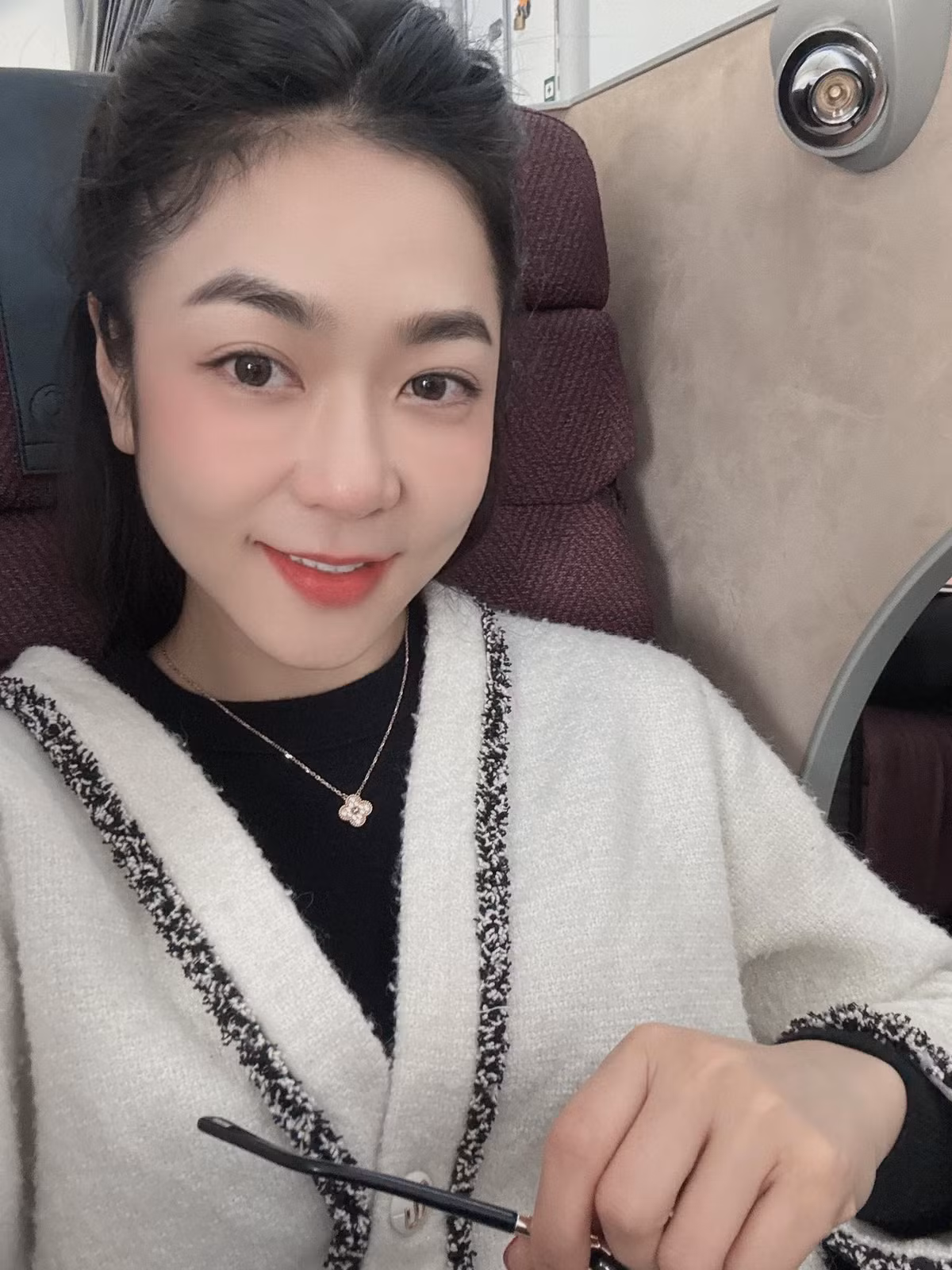 Bạn bè, khán giả thường gọi cô là "ca sĩ không tuổi" bởi sau nhiều năm theo nghề, ca sĩ vẫn giữ được vẻ ngoài trẻ trung, tràn đầy sức sống. Ảnh: FB Hà Thanh Xuân