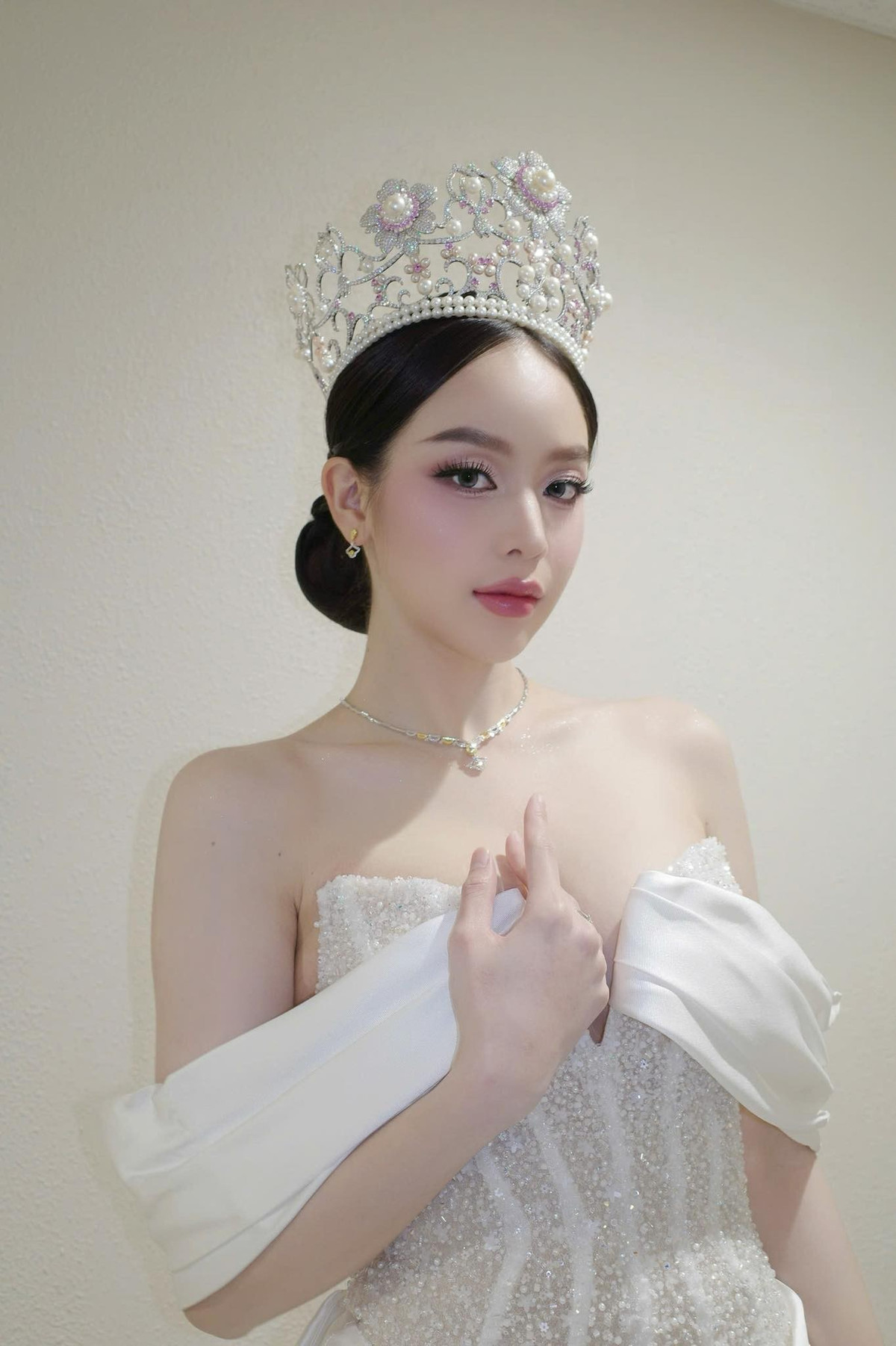 Vẻ ngoài ngày càng sắc sảo, thần thái trưởng thành hơn, phong cách thời trang được nâng tầm, cô như lột xác hoàn toàn so với hình ảnh thuở mới đăng quang.