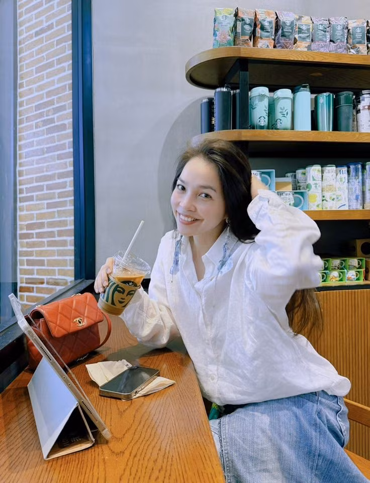 Xuất hiện trong ảnh mới được chia sẻ trên mạng xã hội, Hiền Thục chọn cho mình chiếc sơ mi trắng dáng rộng kết hợp cùng váy jeans năng động. Ảnh: FB Nguyễn Thị Hiền Thục