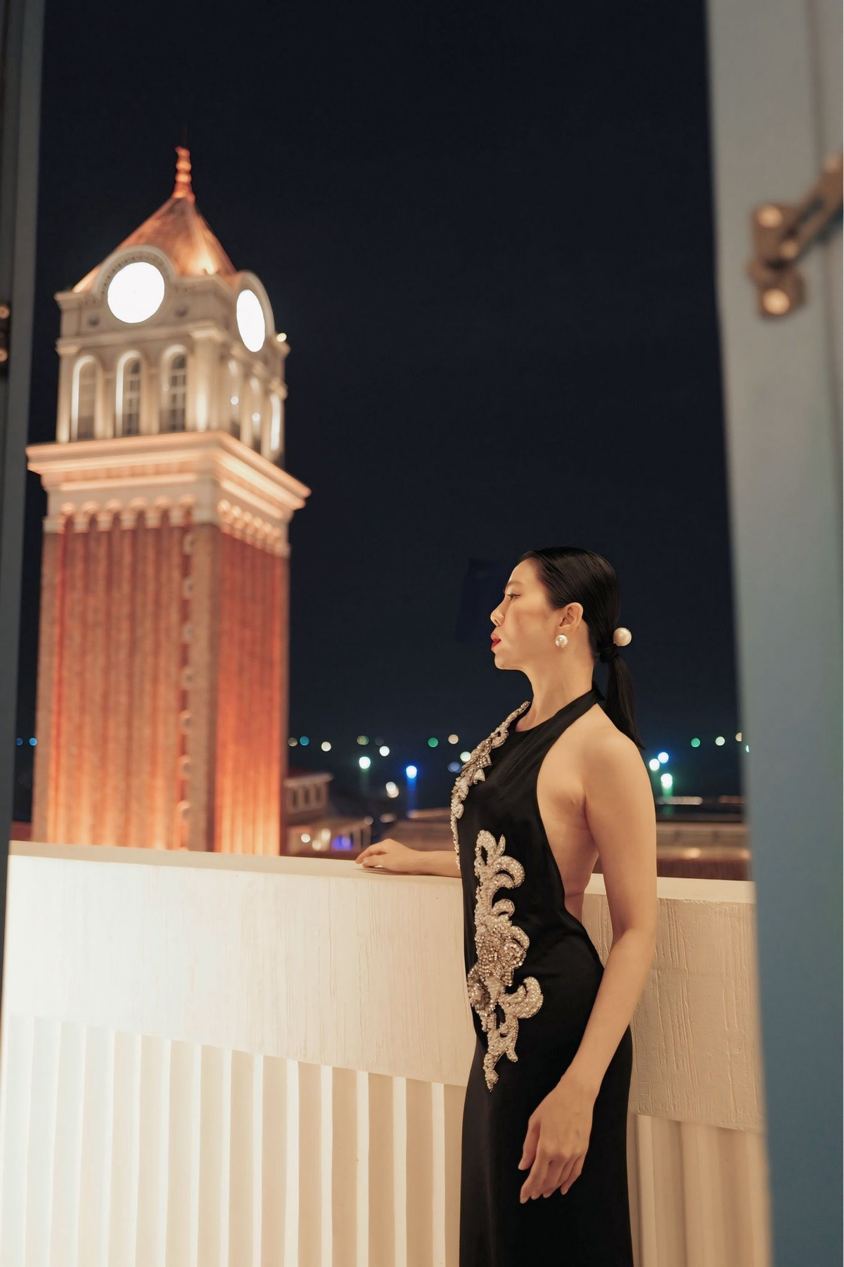 Ca sĩ Lệ Quyên khoe lưng trần với đầm yếm xẻ sâu trong chuyến nghỉ dưỡng ở Phú Quốc. Ảnh: FB Lệ Quyên