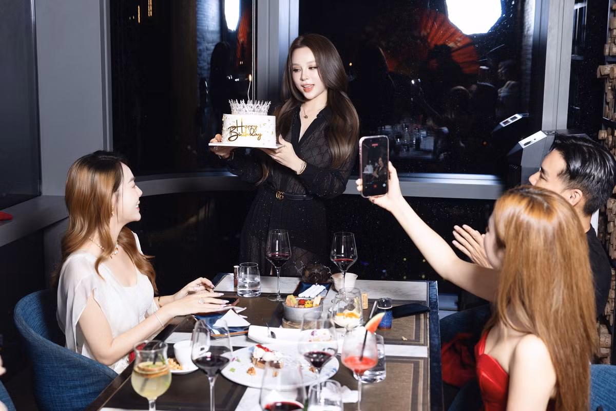 Sau nhiều năm rút lui khỏi showbiz để tập trung vào sự nghiệp kinh doanh và chăm sóc tổ ấm, Huyền Baby vẫn luôn là cái tên giữ được sức nóng với công chúng.