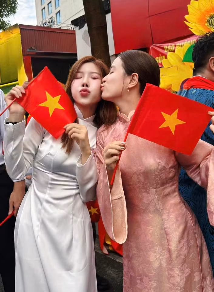 Nhiều khán giả khen ngợi cô trẻ trung hơn tuổi thật, thậm chí trông giống như một nữ sinh trung học.