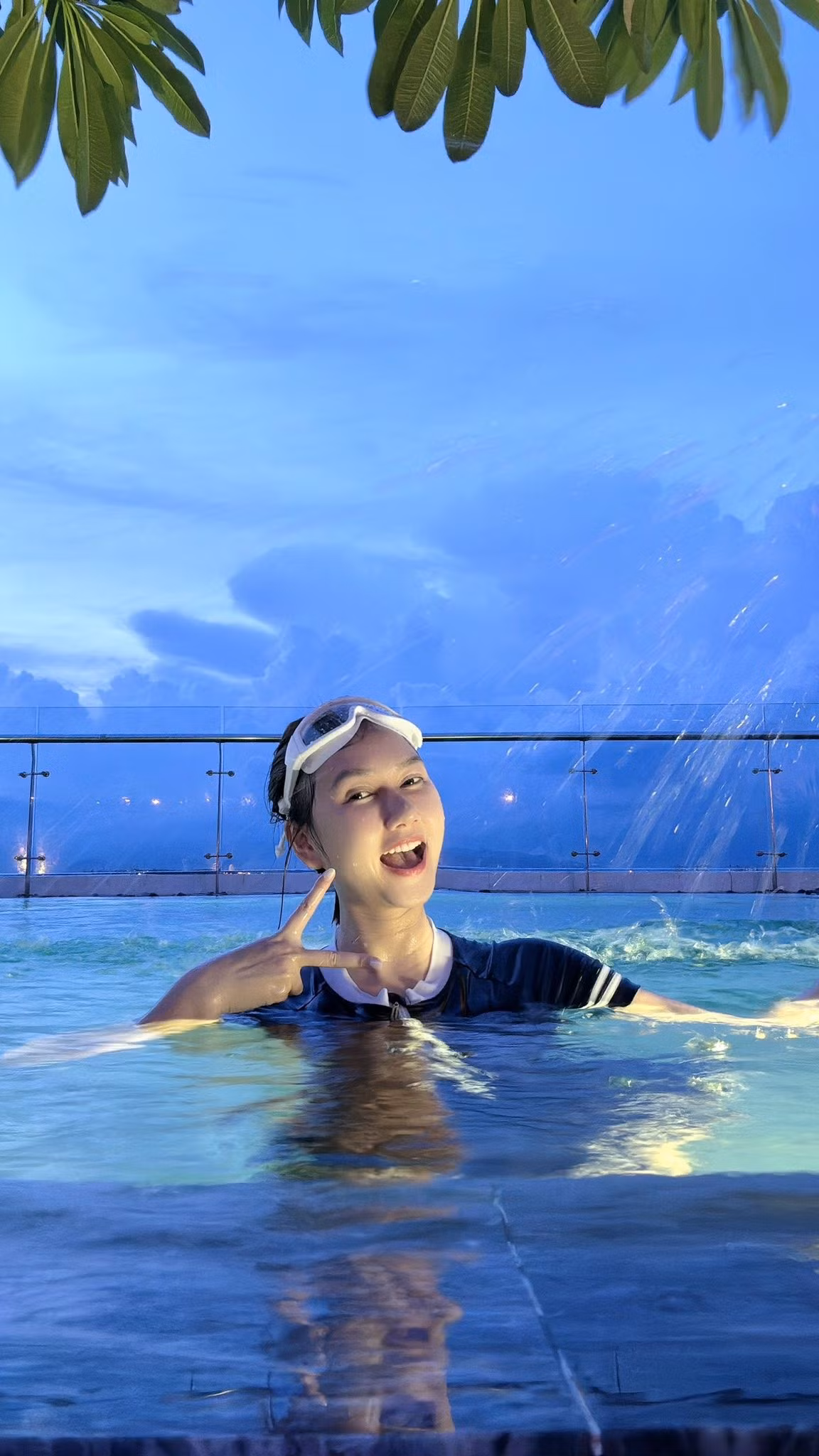 Hương Giang bước vào nghề với hình ảnh một nữ diễn viên hiền lành, dịu dàng. Cô được khán giả yêu mến qua nhiều vai diễn trong các bộ phim truyền hình đình đám như Mùa hoa tìm lại, Cô gái nhà người ta, Lặng yên dưới vực sâu…