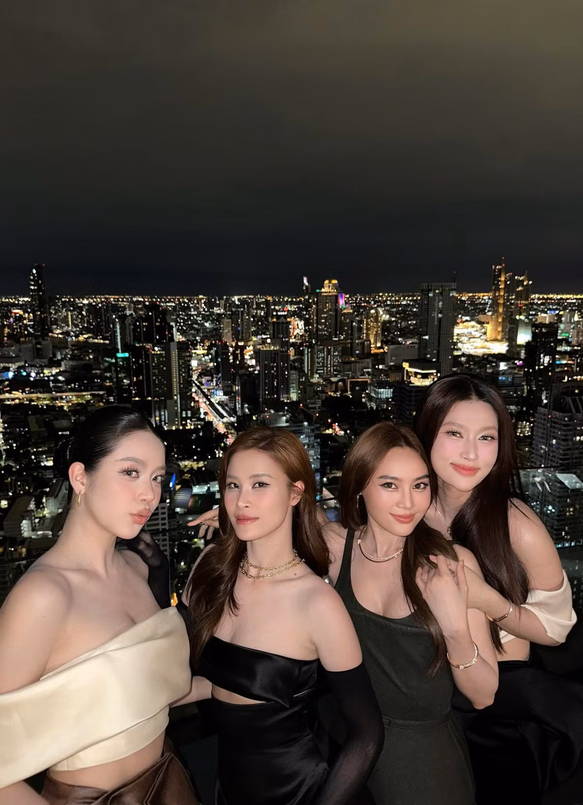 Không chỉ ghi điểm bởi nhan sắc xinh đẹp, phong thái sang trọng, Thanh Thủy và Thiên Ân còn gây ấn tượng bởi tình bạn gắn bó.