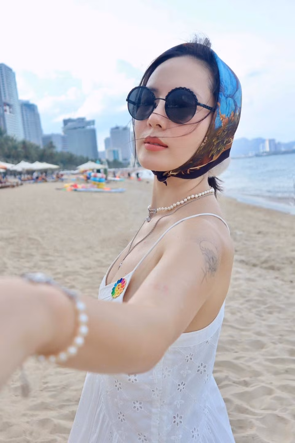 Không chỉ vậy, những hình xăm trên cánh tay của Phương Linh cũng vô tình lộ ra, tạo điểm nhấn quyến rũ pha chút nổi loạn cho tổng thể vẻ ngoài dịu dàng của cô. Ảnh: FB Tran Phuong Linh