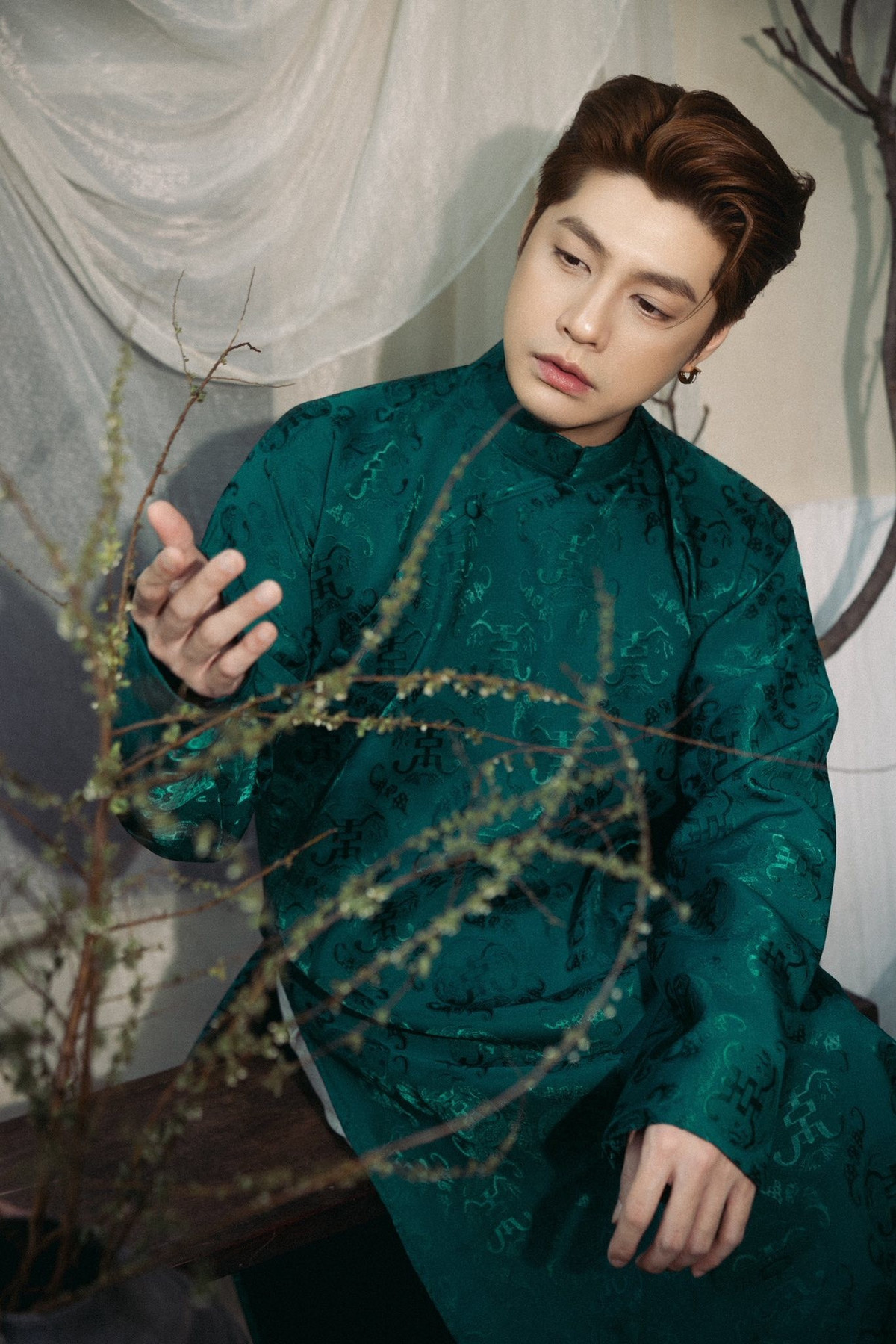 Ca sĩ Noo Phước Thịnh tâm sự: "Ngao du lạc giữa chốn nhân thế. Bồi hồi lòng chẳng muốn về". Anh được khen phong độ, điển trai như "hoàng tử". Ảnh: FB Noo Phước Thịnh