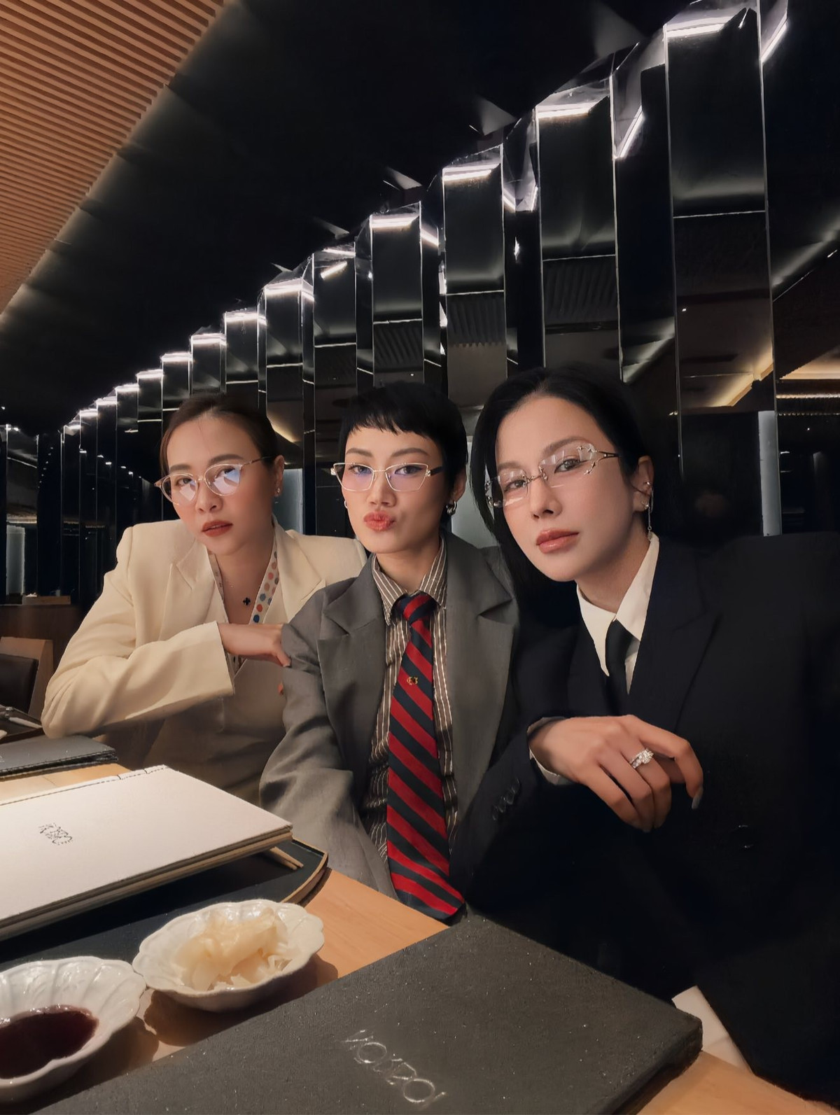 Nhóm bạn thân Đàm Thu Trang, Diệp Lâm Anh tụ họp, các người đẹp rủ nhau diện đồ phong cách menswear. Ảnh: FB Diệp Lâm Anh