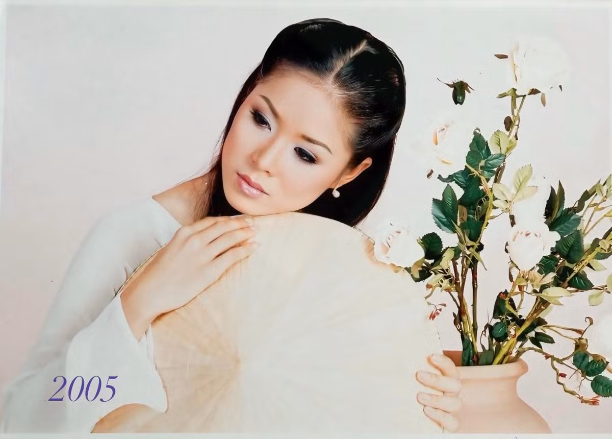 Trên trang cá nhân, Lê Phương bất ngờ đăng tải loạt ảnh hiếm hoi thời còn đôi mươi. Trong ảnh, cô mặc áo dài trắng thướt tha dịu dàng, mái tóc đen dài đầy nữ tính. Nhiều khán giả khen ngợi nhan sắc rạng rỡ của Lê Phương ở độ tuổi xuân sắc. Ảnh: FB Lê Phương