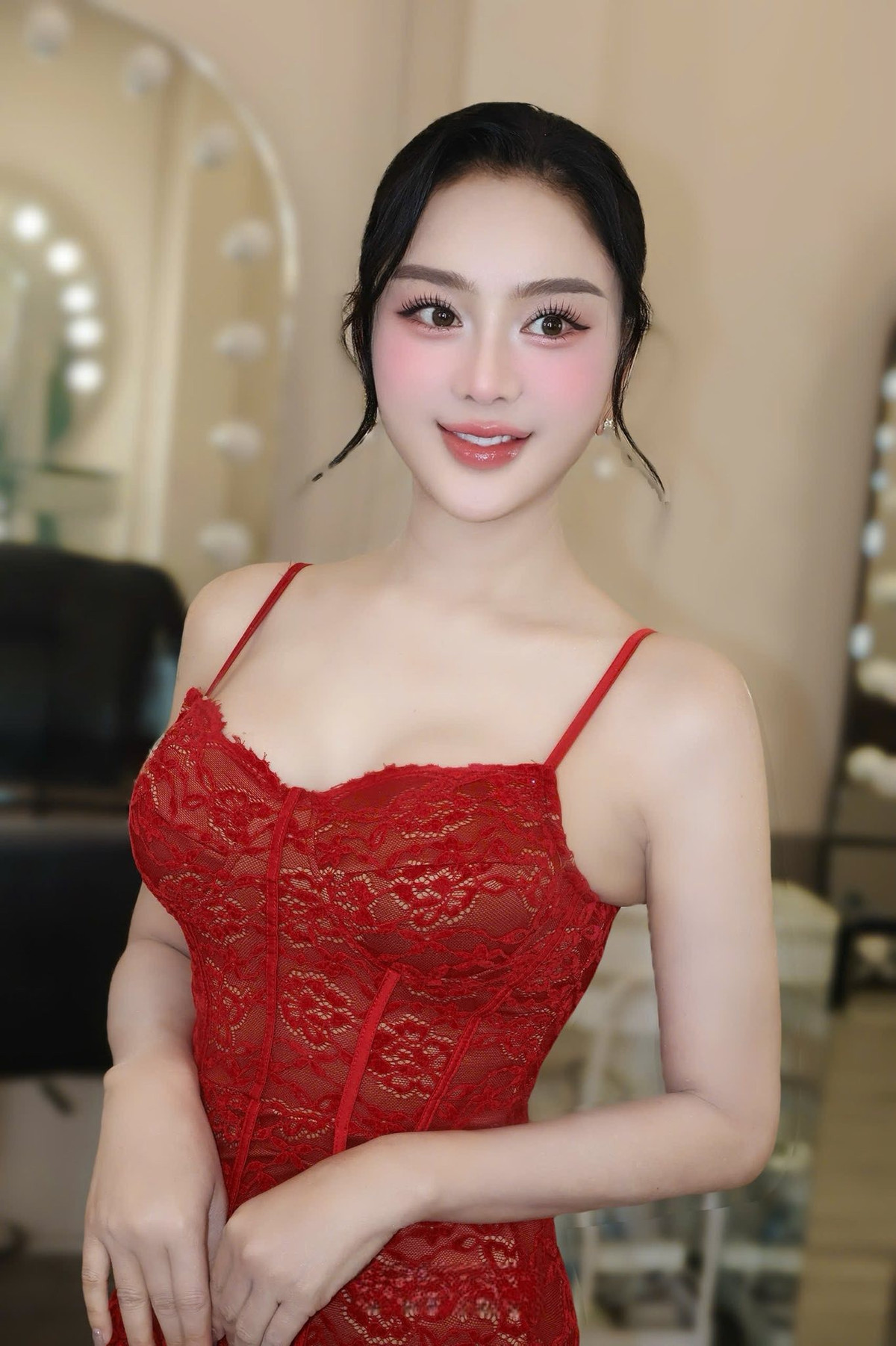 Trước đó, vào tháng 8 vừa qua, Lâm Khánh Chi đã sang Thượng Hải (Trung Quốc) để thực hiện một loạt biện pháp can thiệp thẩm mỹ gồm: cấy tóc, hút mỡ nọng cằm, làm lại mũi và căng da cổ.