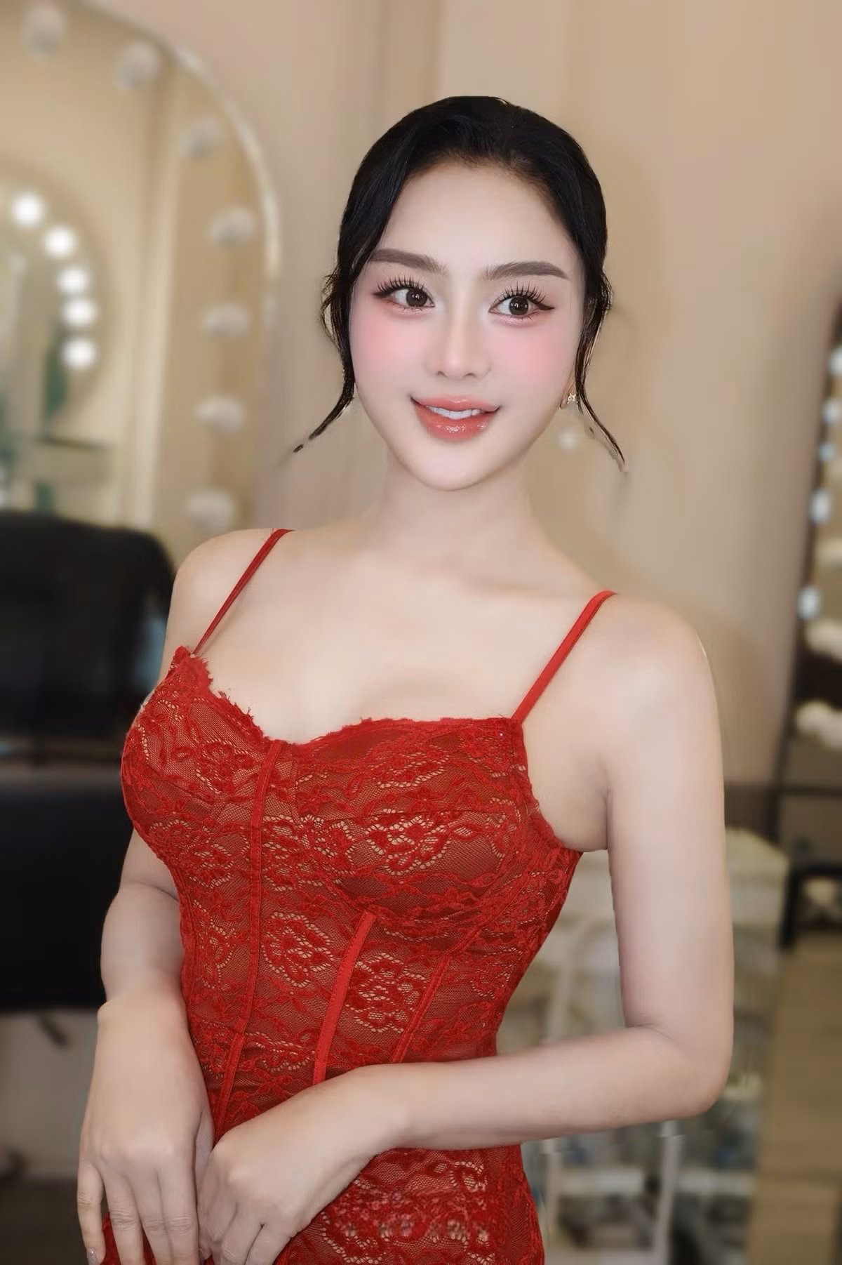 Trước đó, vào tháng 8 vừa qua, Lâm Khánh Chi đã sang Thượng Hải (Trung Quốc) để thực hiện một loạt biện pháp can thiệp thẩm mỹ gồm: cấy tóc, hút mỡ nọng cằm, làm lại mũi và căng da cổ.