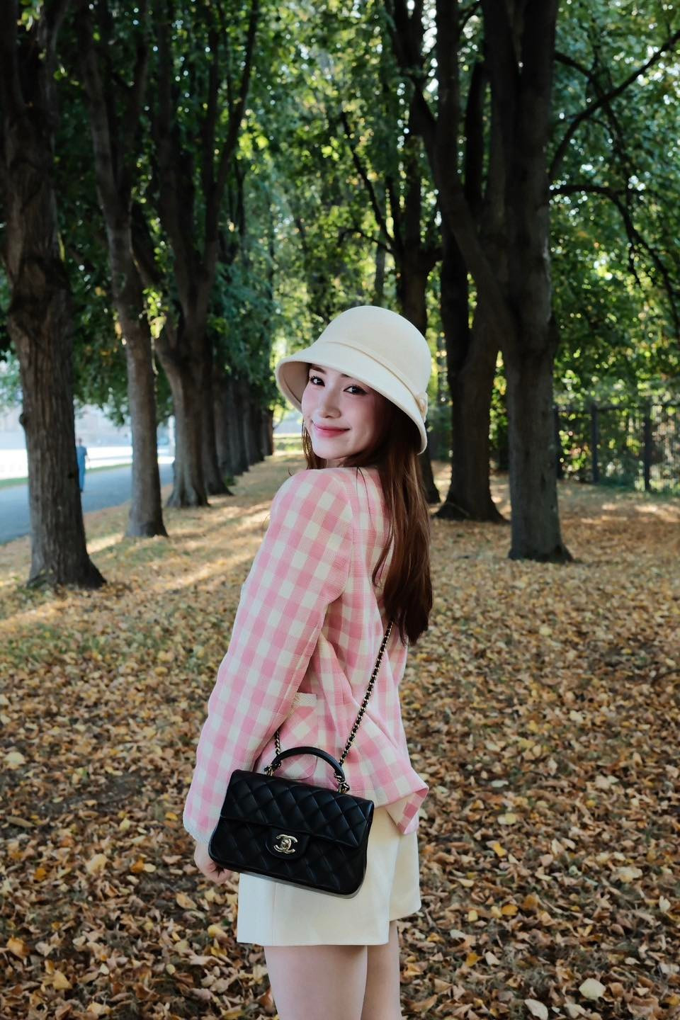 Ca sĩ Hoà Minzy xinh đẹp check in khi đến Nga. Ảnh: FB Hòa Minzy