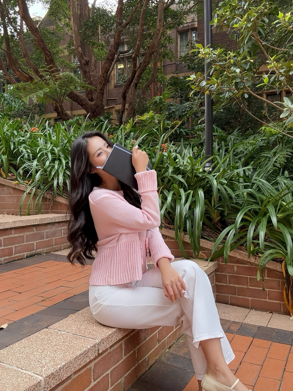 Trong môi trường học tập quốc tế, nàng hậu giữ phong cách ăn mặc năng động, đơn giản nhưng vẫn tinh tế khi kết hợp với những món đồ hàng hiệu làm điểm nhấn.