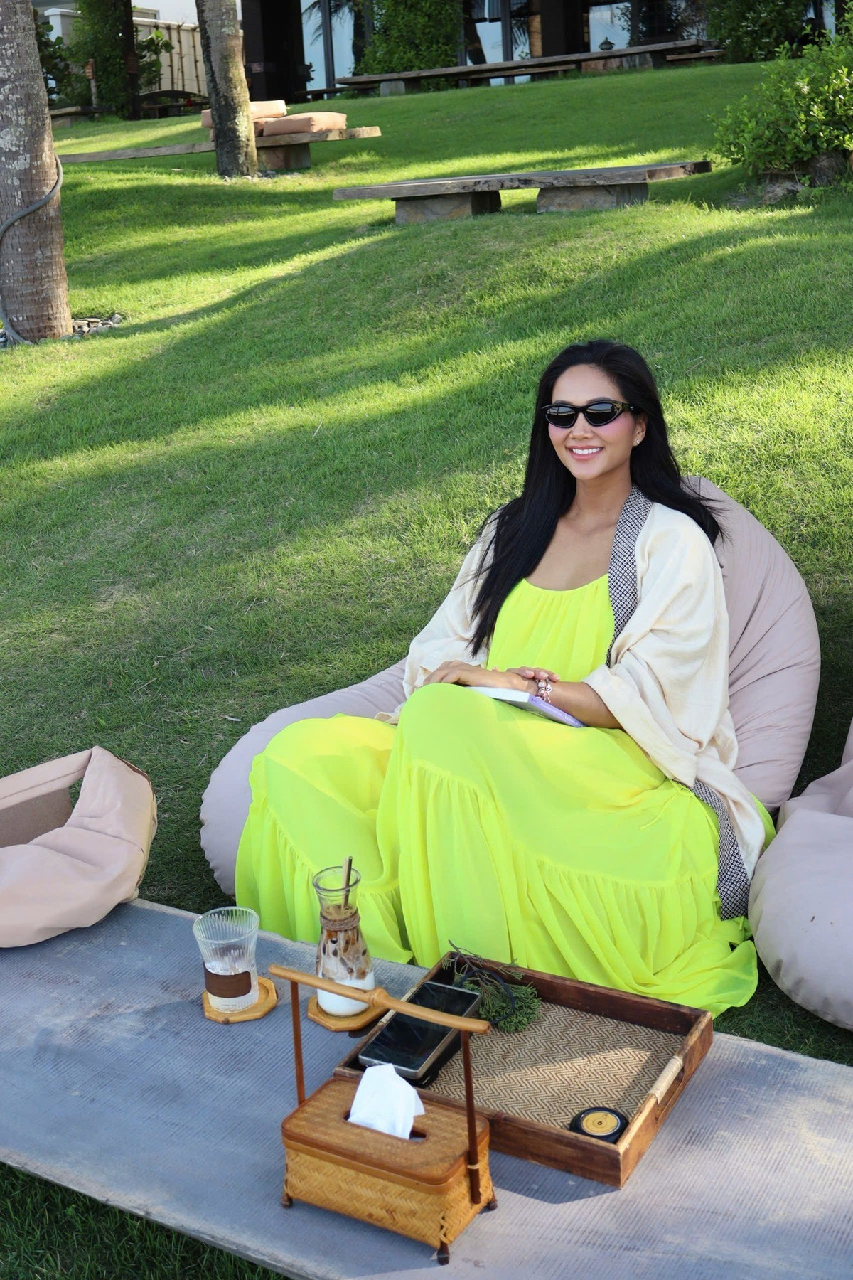 Tin tức sao Việt 24/6: Mẹ bầu H'Hen Niê ngồi thảnh thơi trong chuyến nghỉ dưỡng ở Đà Nẵng. Ảnh: FB H'Hen Niê