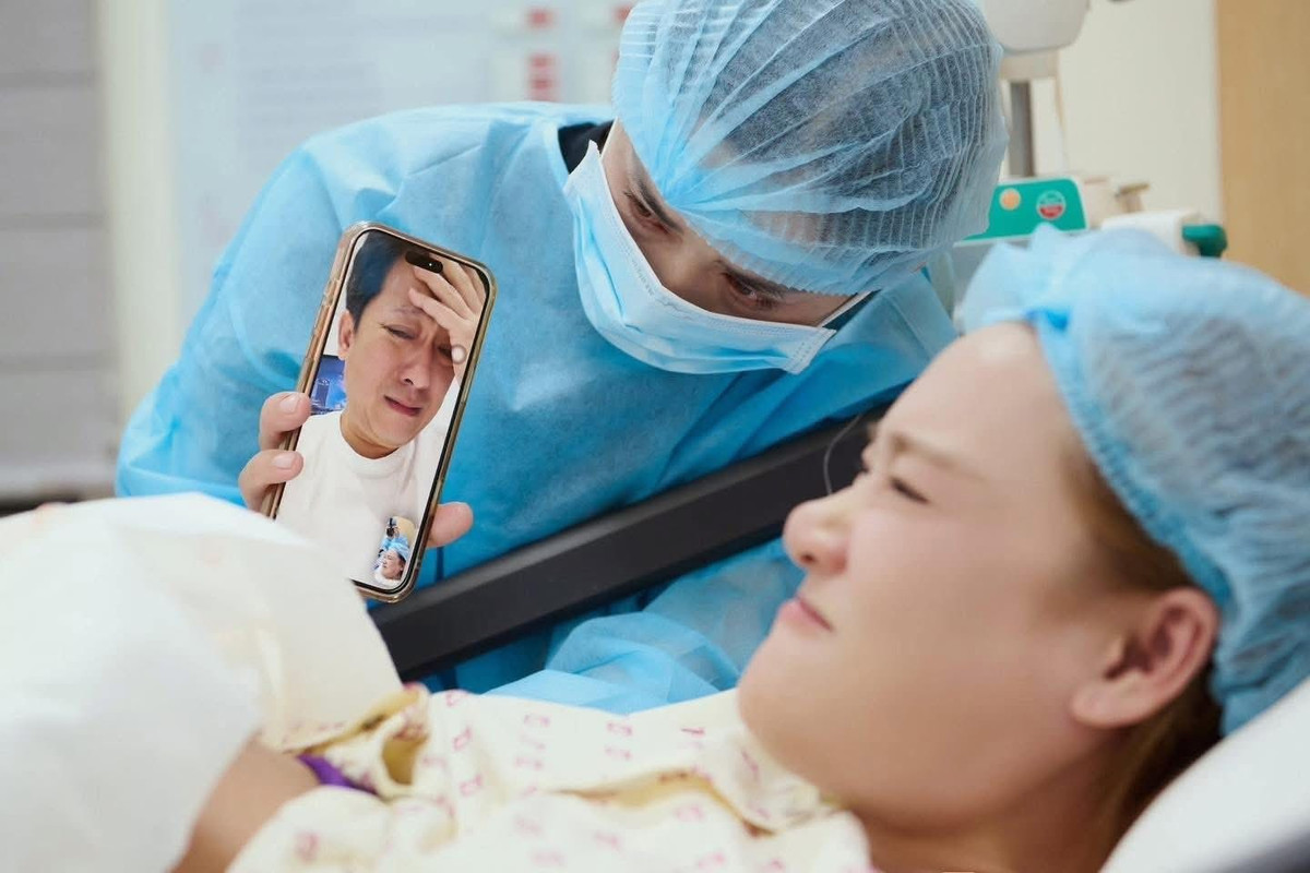 Diễn viên Trường Giang không giấu được xúc động, bật khóc khi theo dõi khoảnh khắc bà xã Nhã Phương sinh con lần thứ ba qua màn hình điện thoại. Ảnh: FB Nguyễn Kim Oanh
