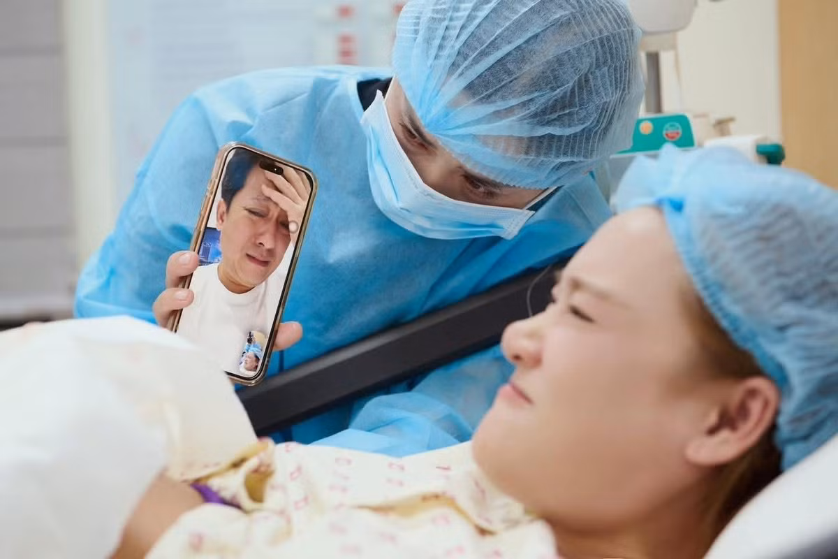 Diễn viên Trường Giang không giấu được xúc động, bật khóc khi theo dõi khoảnh khắc bà xã Nhã Phương sinh con lần thứ ba qua màn hình điện thoại. Ảnh: FB Nguyễn Kim Oanh