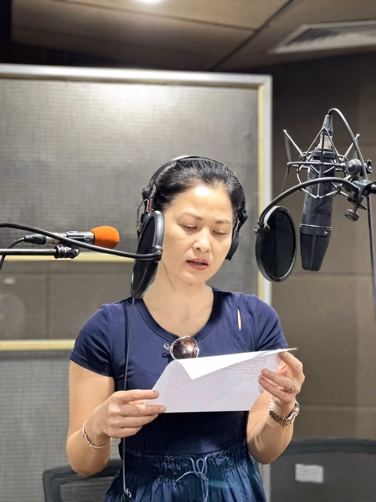 Dù đã ở tuổi trung niên, nữ diễn viên vẫn giữ được vẻ đẹp nền nã, gương mặt phúc hậu cùng ánh mắt sâu lắng, toát lên sự từng trải nhưng vẫn vô cùng dịu dàng.