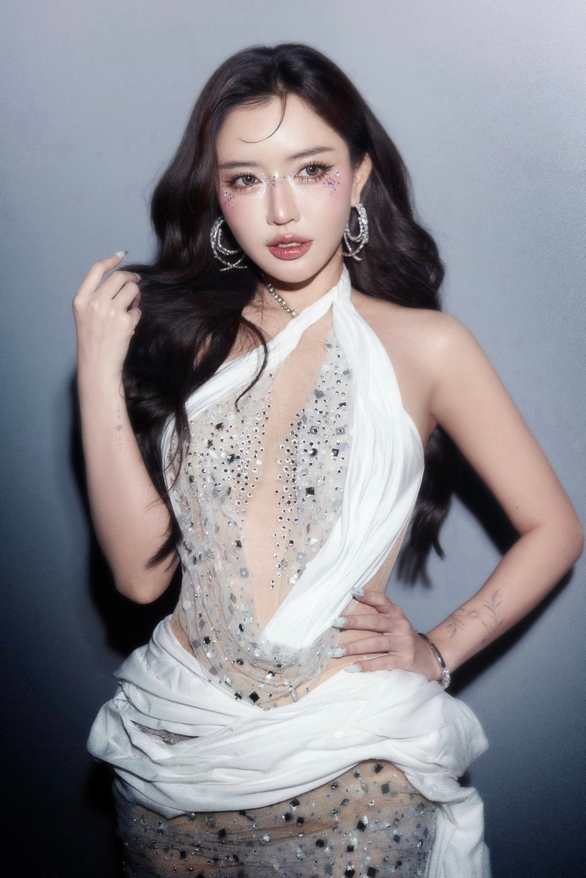 Tuy nhiên, trong loạt hình ảnh mới được chia sẻ gần đây, một số khán giả lại nhận xét gương mặt của Bích Phương có phần đơ cứng, biểu cảm thiếu tự nhiên. Ý kiến này nhanh chóng tạo ra nhiều luồng tranh luận trên mạng xã hội.