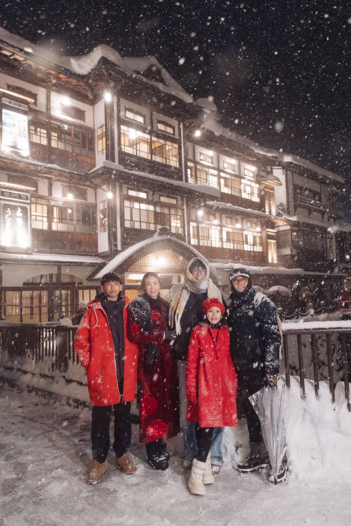 Gia đình Hà Kiều Anh chụp ảnh dưới tuyết trắng ở Nhật Bản. Ảnh: FB Ha Kieu Anh